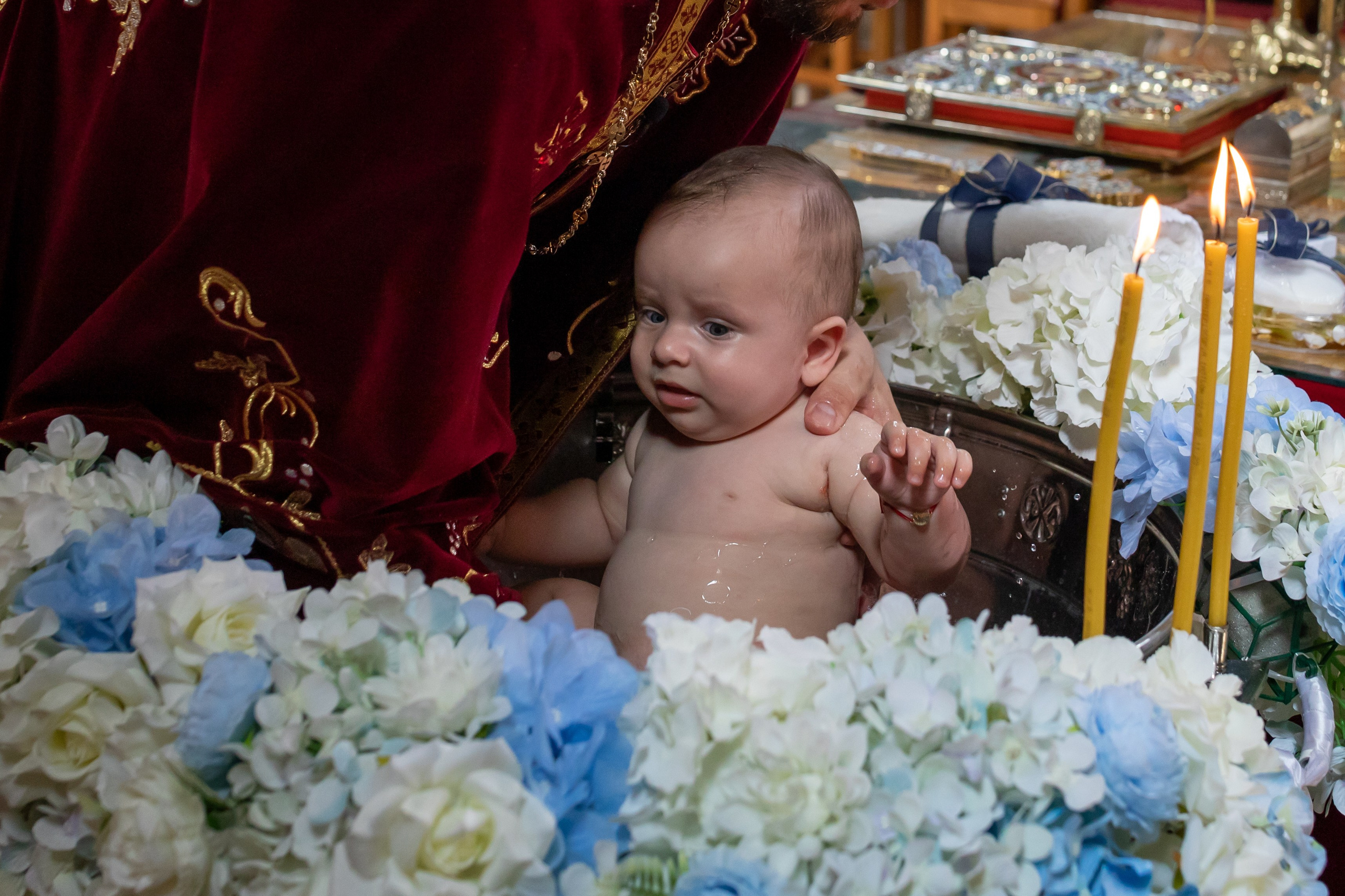 “Bebeluș botezat în biserică, ținut în brațe de nași”	•	“Detaliu cu lumânarea de botez decorată cu flori albe”	•	“Părinți emoționați alături de copilul lor la ceremonia de botez”	•	“Masa festivă de botez cu decor tematic și tort personalizat”	•	“Momentul în care preotul toarnă apă sfințită pe fruntea bebelușului”	“Bebeluș în rochie albă de botez, zâmbind în brațele mamei”	•	“Detaliu cu cruciulița de botez așezată pe o pernă de satin”	•	“Părinți și nași aprinzând lumânările în timpul ceremoniei de botez”	•	“Tort de botez decorat cu figurine tematice și numele copilului”	•	“Copil botezat dormind liniștit în pătuțul decorat festiv”	•	“Momentul în care preotul binecuvântează copilul în fața altarului”	•	“Invitați adunându-se în jurul mesei festive la petrecerea de botez”	•	“Bebeluș ținând în mână o jucărie personalizată primită la botez”	•	“Familie fericită pozând împreună după ceremonia de botez”	•	“Decor tematic cu baloane și flori la locația petrecerii de botez” fotograf Botoșani fotograf evenimente fotograf botez Alin Chirila fotograf alinofotostudio,- Preotul ținându-l pe micuțul Mathias Gabriel la botez, în biserica Înălțarea Domnului, Copălău  - Detalii de la botezul lui Mathias – lumânare, trusou și icoană  - Familia lui Mathias Gabriel alături de micuț, în ziua botezului  - Portret emoționant cu mama și bebelușul în brațe, în biserică,fotograf profesionist evenimente Botoșani, Iași, Suceava, Fălticeni, Bacău, Pașcani, Roman - AlinoFotoStudio by Alin Chirilă - servicii foto nuntă, botez, cununie, ședințe foto creative, albume personalizate, fotografii emoționante și calitative pentru cele mai importante momente din viață,fotograf nuntă Botoșani Alin Chirilă,  ședință foto botez Iași - AlinoFotoStudio,  servicii fotograf profesionist evenimente Suceava,  fotograf cununie civilă Fălticeni - Alin Chirilă,  album foto nuntă personalizat Bacău.“Bebeluș botezat în biserică, ținut în brațe de nași”	•	“Detaliu cu lumânarea de botez decorată cu flori albe”	•	“Părinți emoționați alături de copilul lor la ceremonia de botez”	•	“Masa festivă de botez cu decor tematic și tort personalizat”	•	“Momentul în care preotul toarnă apă sfințită pe fruntea bebelușului”	“Bebeluș în rochie albă de botez, zâmbind în brațele mamei”	•	“Detaliu cu cruciulița de botez așezată pe o pernă de satin”	•	“Părinți și nași aprinzând lumânările în timpul ceremoniei de botez”	•	“Tort de botez decorat cu figurine tematice și numele copilului”	•	“Copil botezat dormind liniștit în pătuțul decorat festiv”	•	“Momentul în care preotul binecuvântează copilul în fața altarului”	•	“Invitați adunându-se în jurul mesei festive la petrecerea de botez”	•	“Bebeluș ținând în mână o jucărie personalizată primită la botez”	•	“Familie fericită pozând împreună după ceremonia de botez”	•	“Decor tematic cu baloane și flori la locația petrecerii de botez” fotograf Botoșani fotograf evenimente fotograf botez Alin Chirila fotograf alinofotostudio.fotograf botez Amelis Maria, fotografie botez Botoșani, fotograf Alin Chirilă, amintiri botez, fotografii botez, botez Amelis Maria, fotograf copii, fotografie botez în Botoșani,