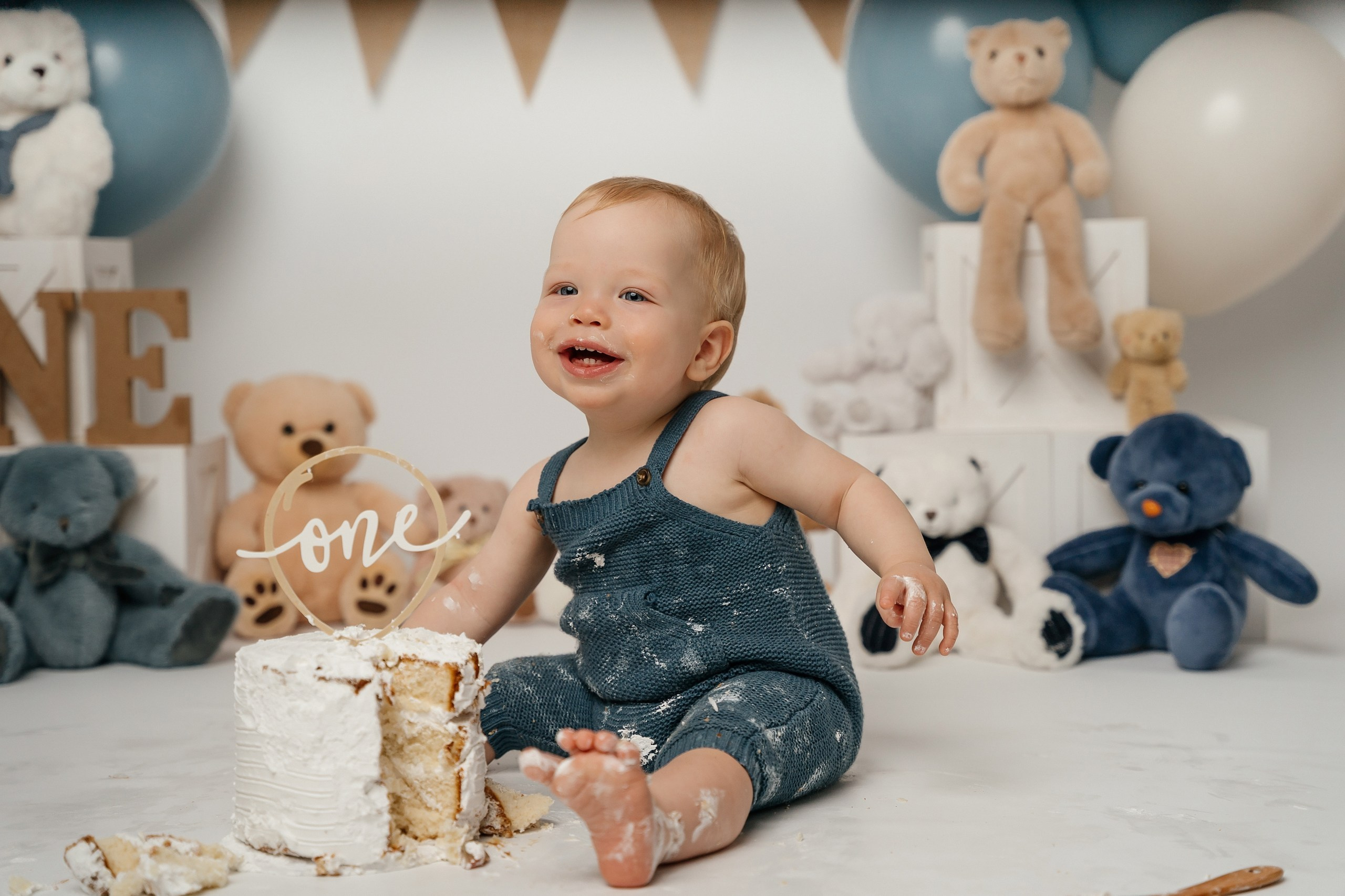 First birthday cake smash session. Newborn and family photographer. Hills District. Sydney