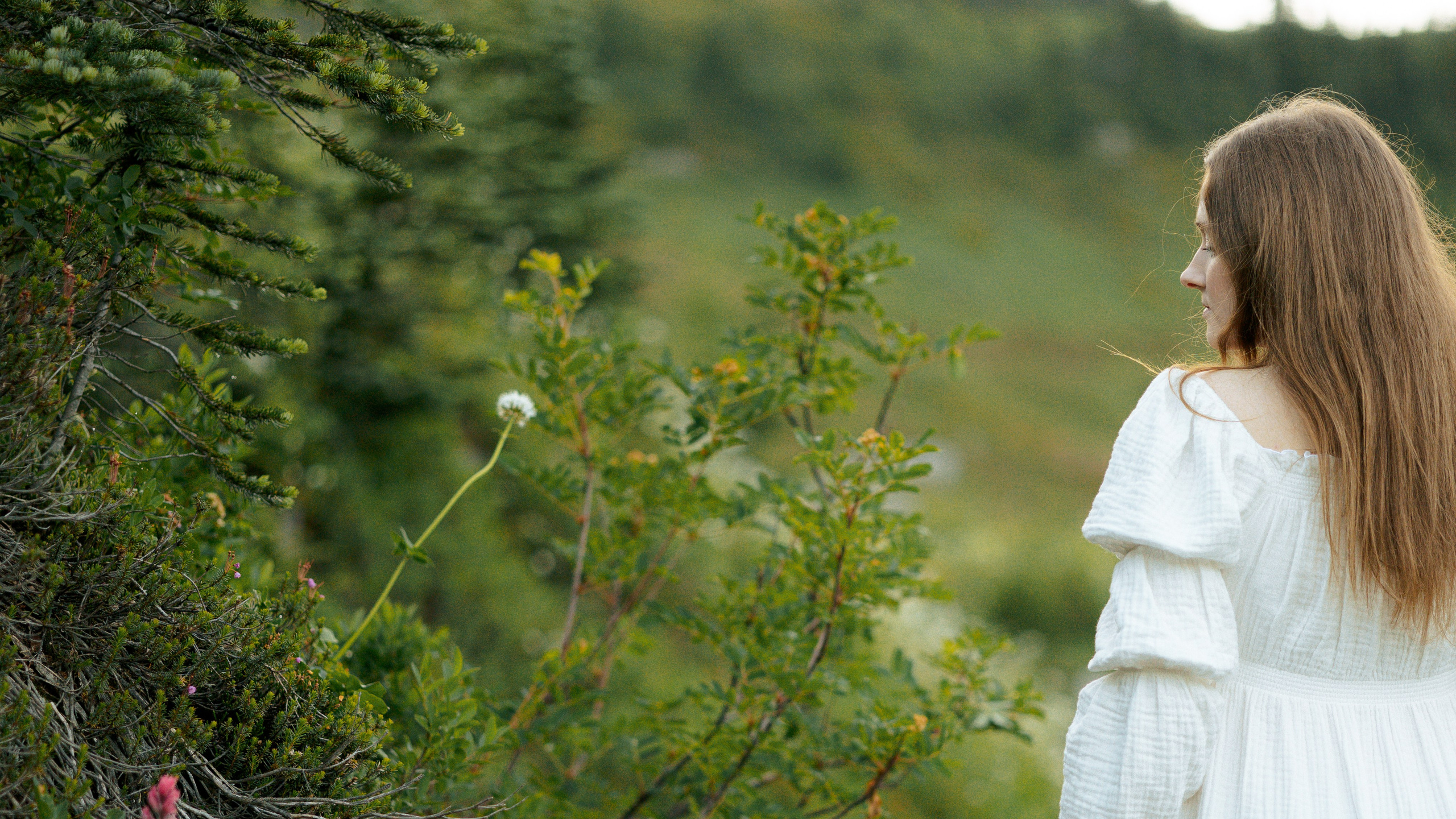 Embrace of Wildflowers. Family photographer Oregon — Washington