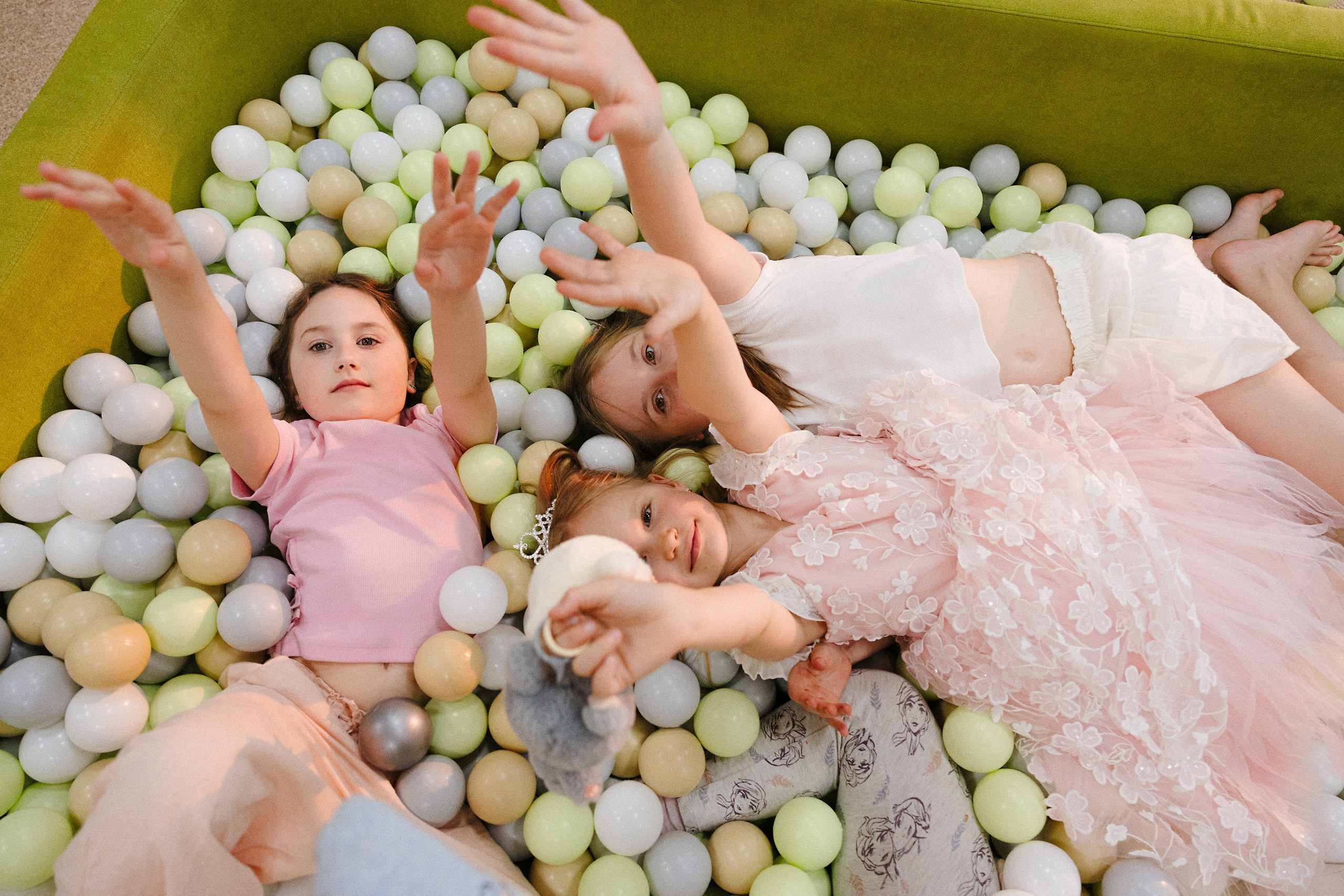 Фотосъёмка детского дня рождения 6 лет — Беззубик, Единорог и волшебная комната с Лабубу. Евгений Тимофеев | Свадебный и контент-фотограф и видеограф в Риге