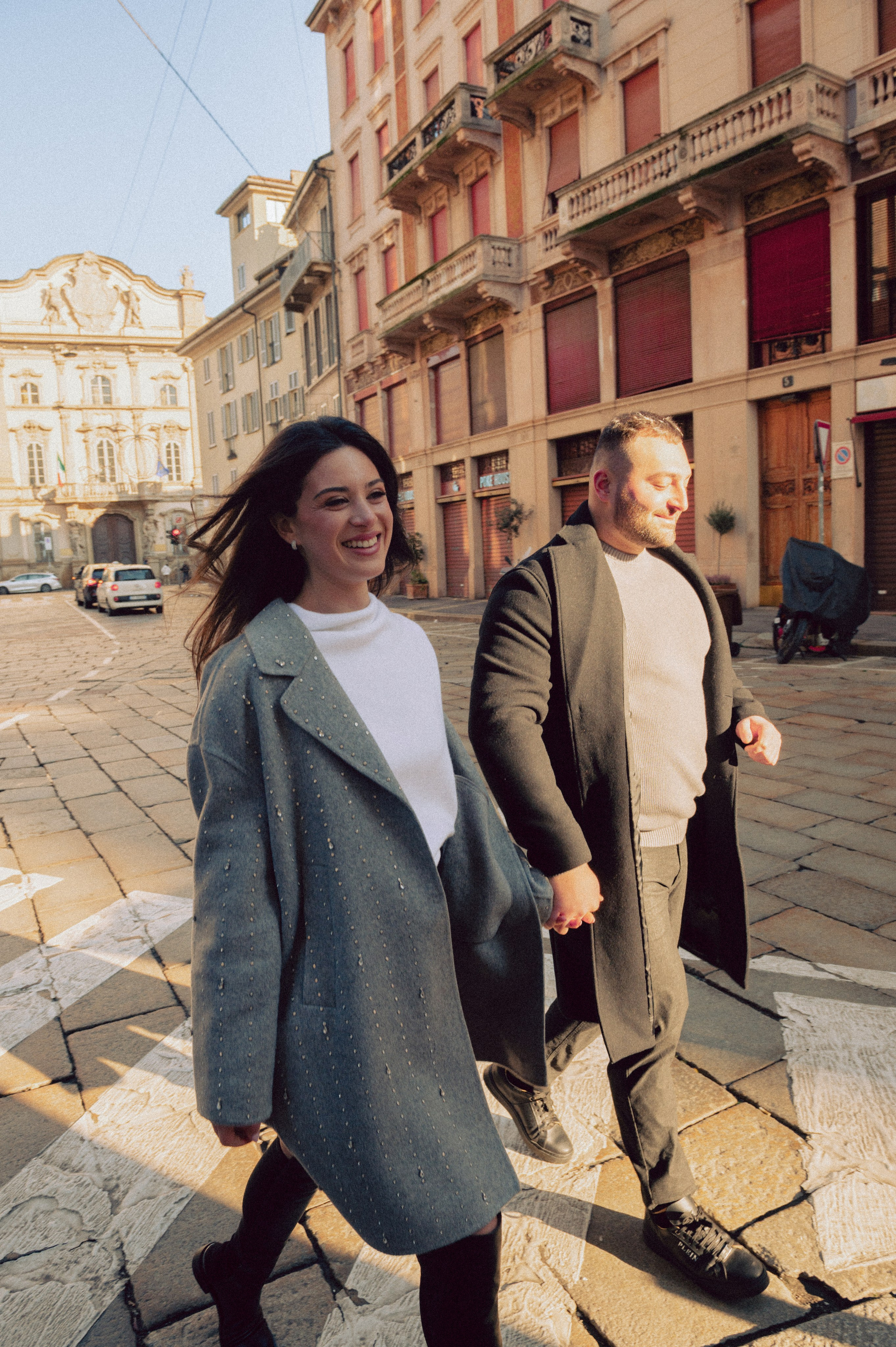 Coppia sorridente e rilassata durante un servizio fotografico romantico a Milano, connessione autentica e naturale. servizio fotografico coppia Milano, coppia innamorata Italia, fotografia naturale di coppia, coppia in movimento Milano, servizio fotografico spontaneo Milano, amore e viaggio Italia, servizio fotografico di coppia Milano, fotografia love story Milano, coppia romantica Italia, ritratto di coppia Milano, primo piano coppia innamorata, fotografia emozionale Milano,