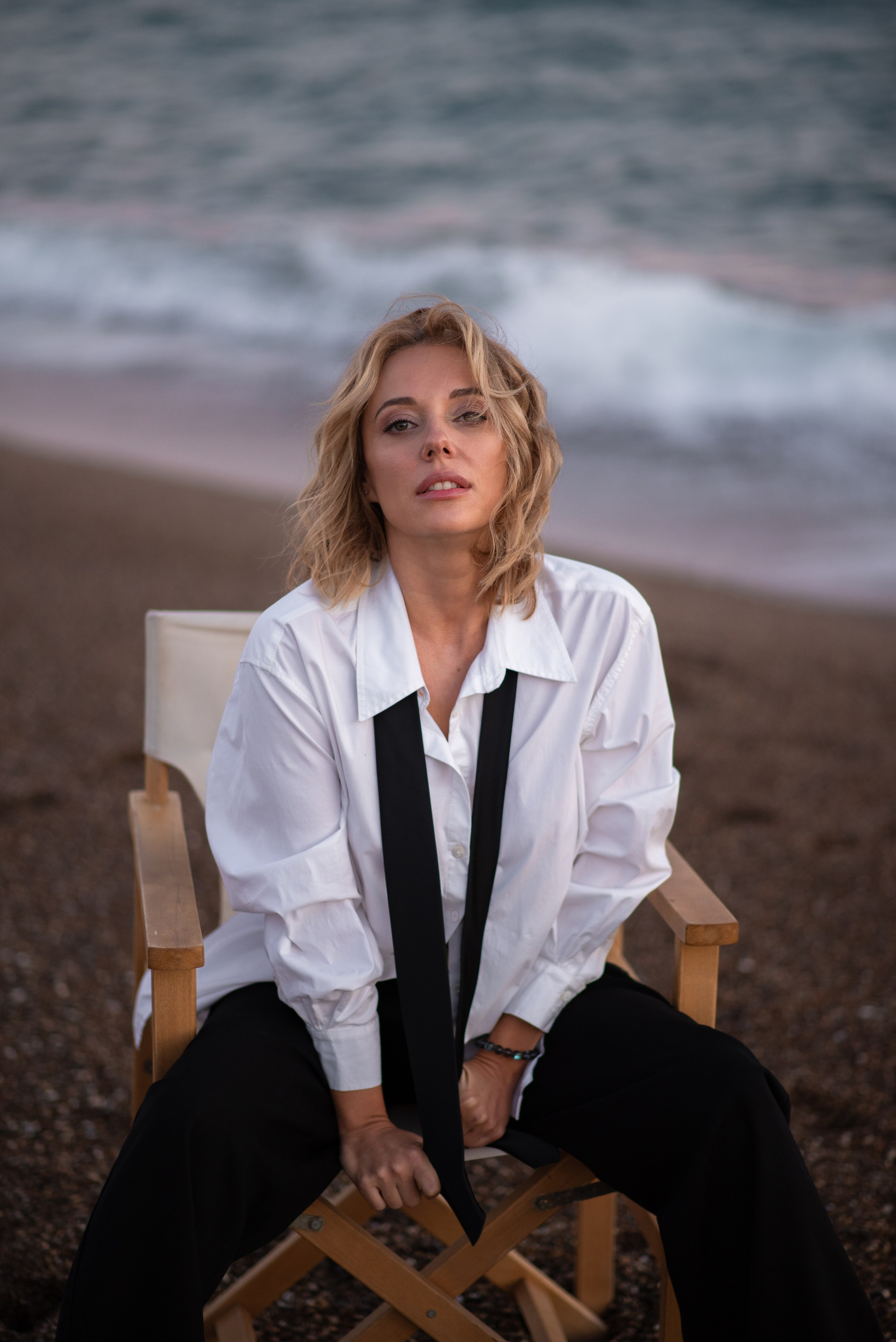 Lifestyle портрет девушки у моря