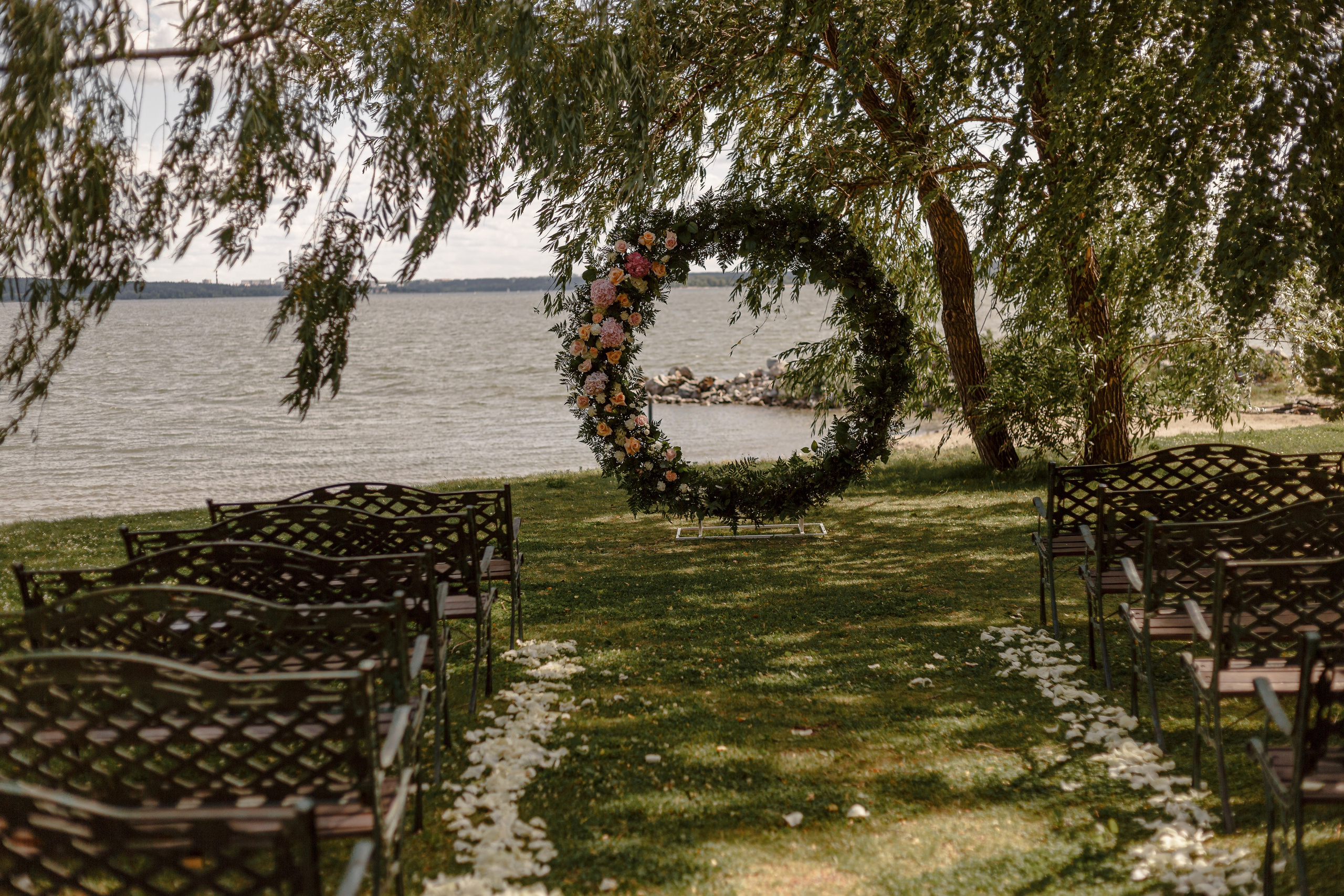 Hermosa organización de una ceremonia de boda a la orilla del mar