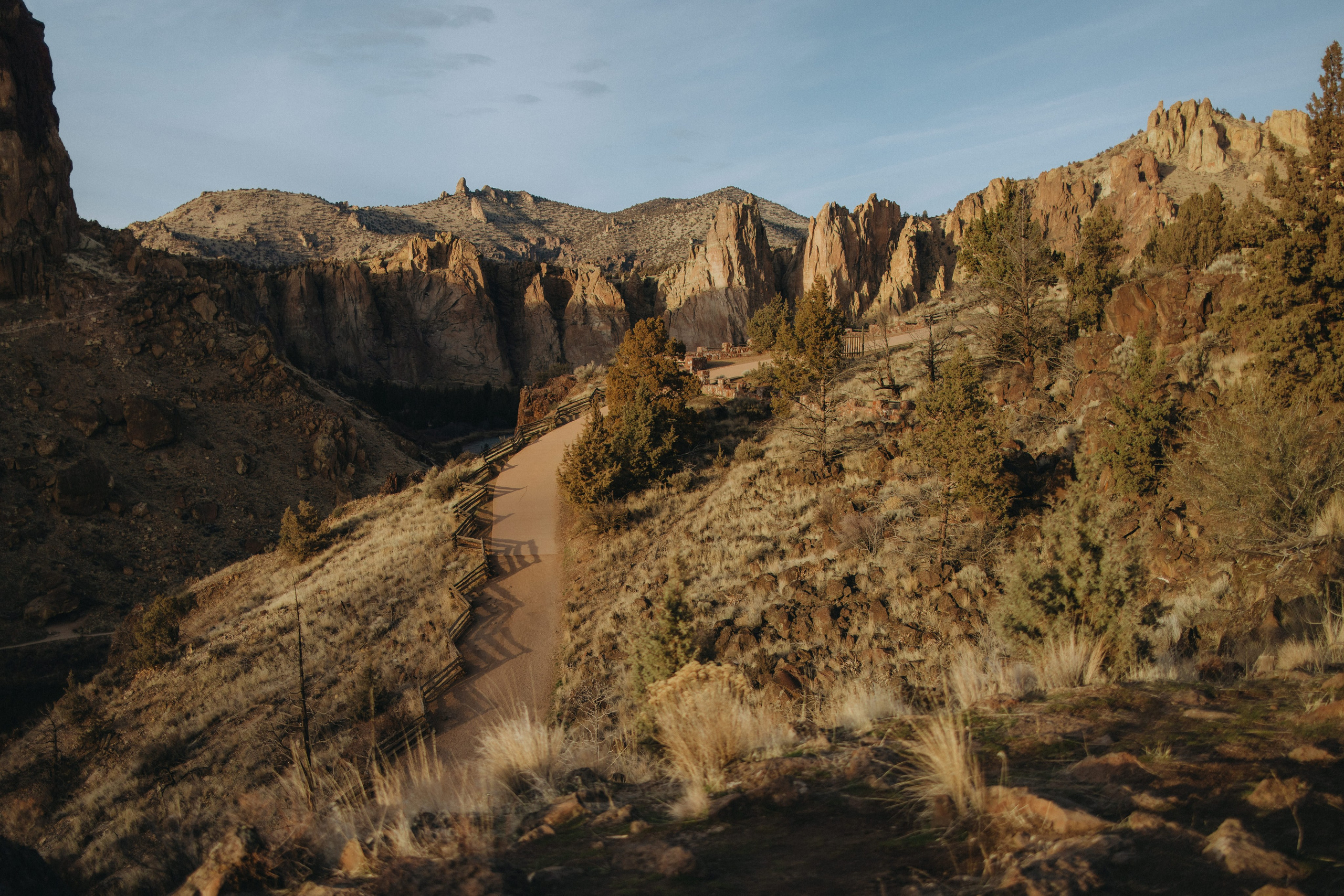 Shelby & Riley Engagement Session | Smith Rock State Park, Oregon. Portland & Seattle Wedding, Elopement & Engagement Photographer | Georgy Shishkin