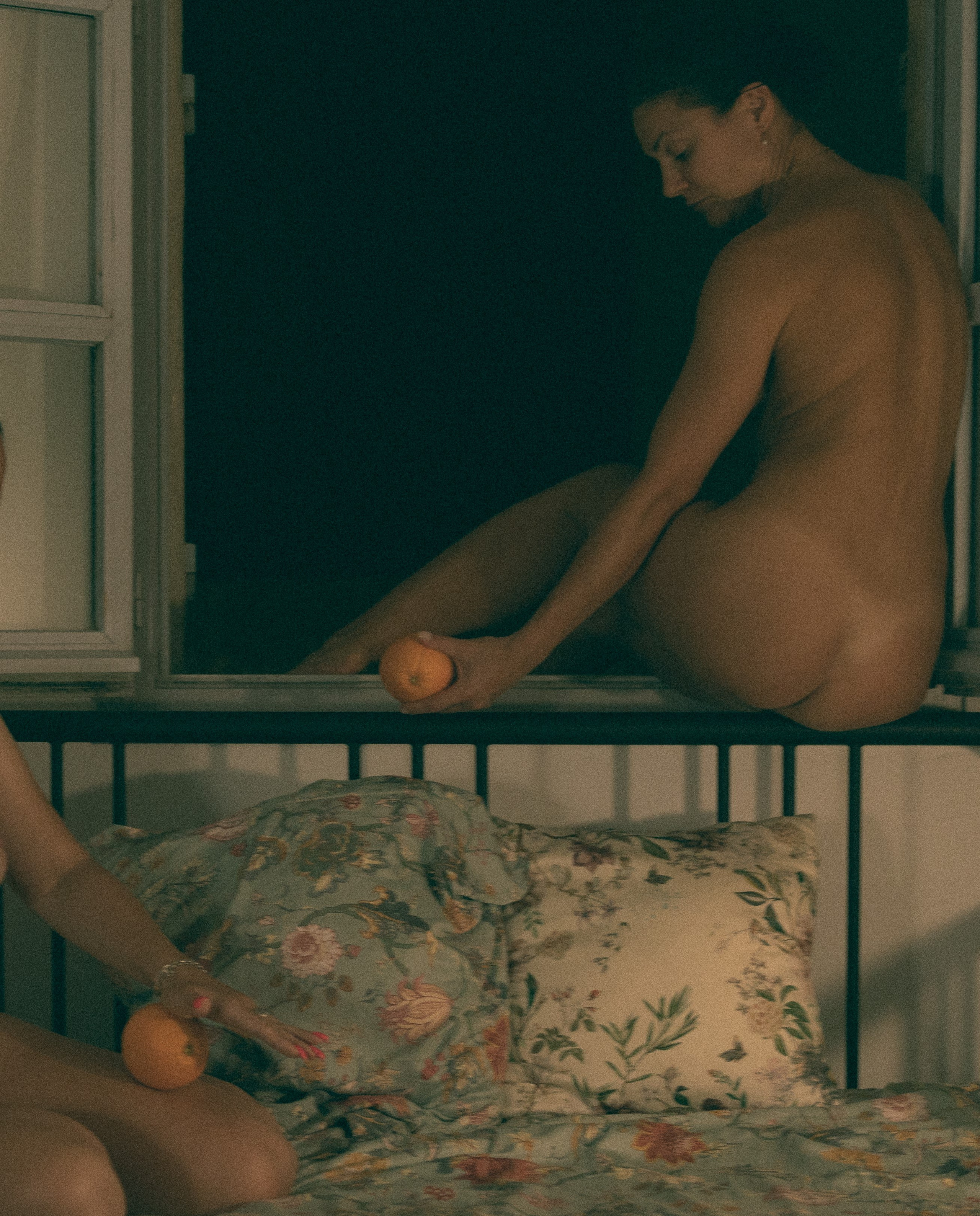 Photo nue dans un cadre mystérieux de style rétro. Histoires d’amour, séances photos de famille et de mariage en France