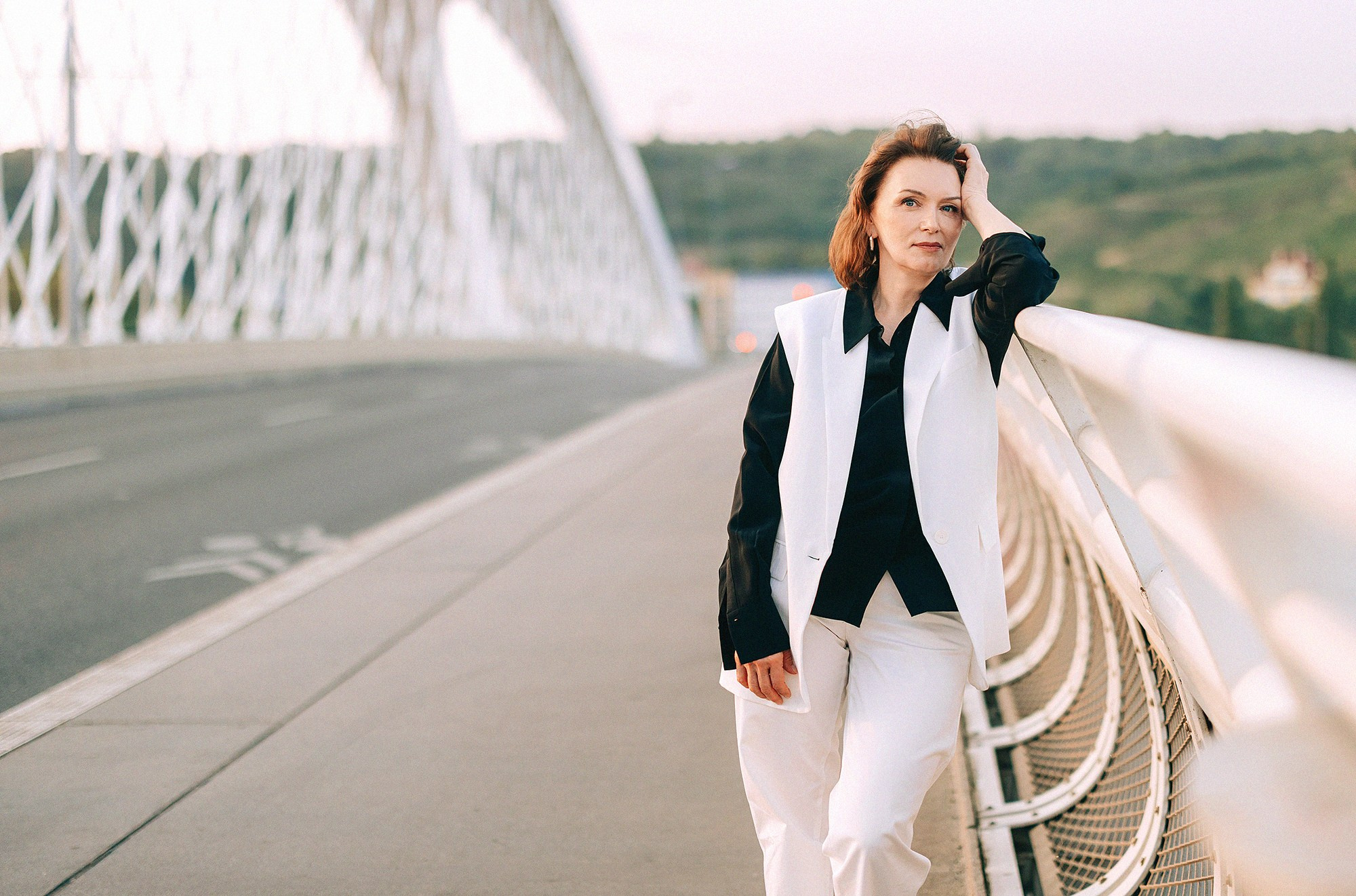 Elena in Troja bridge. Rodinný a svatební fotograf v Praze
