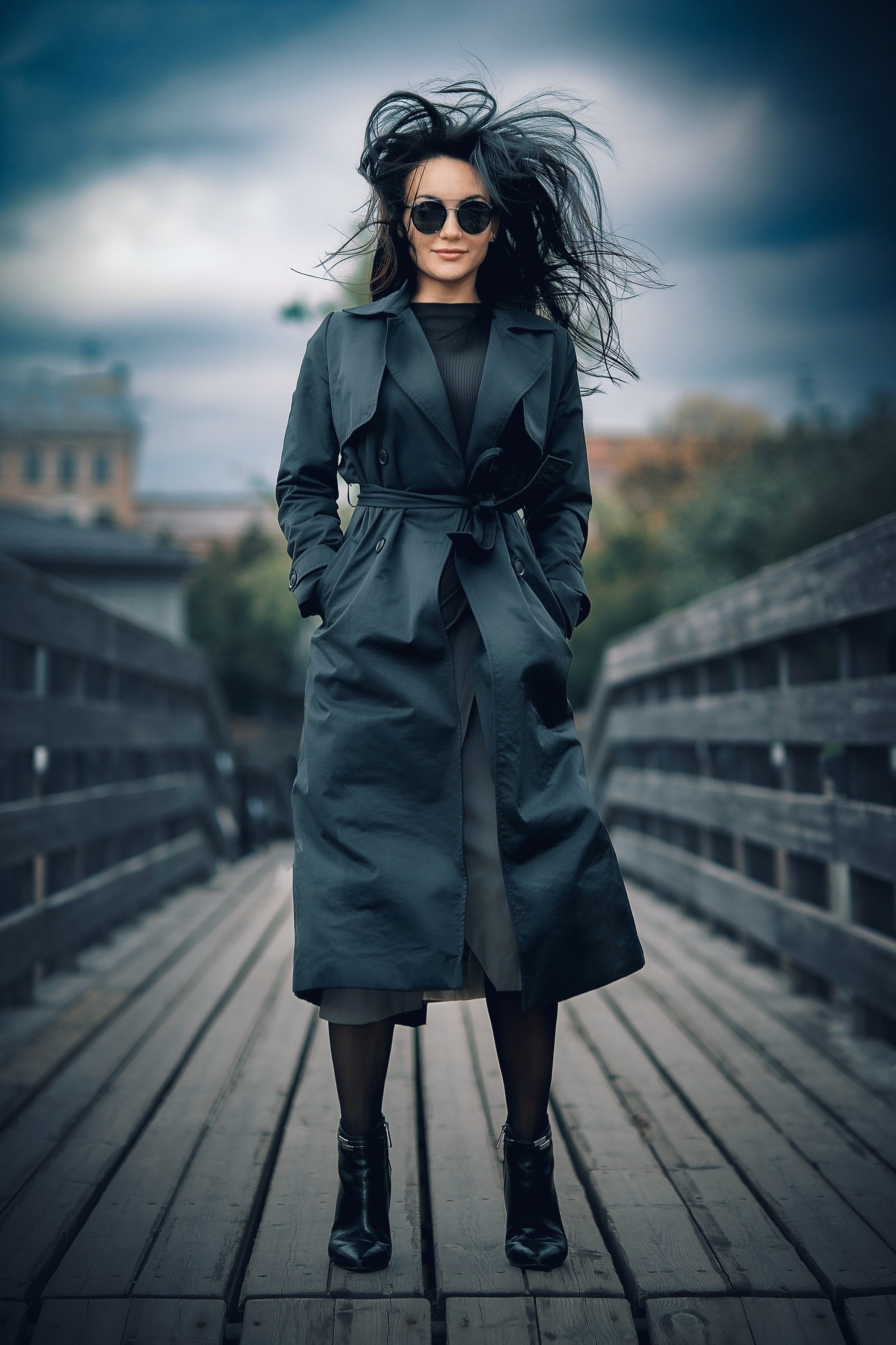 Уличная фотосесия красивая девушка ночь мост развивающиеся волосы