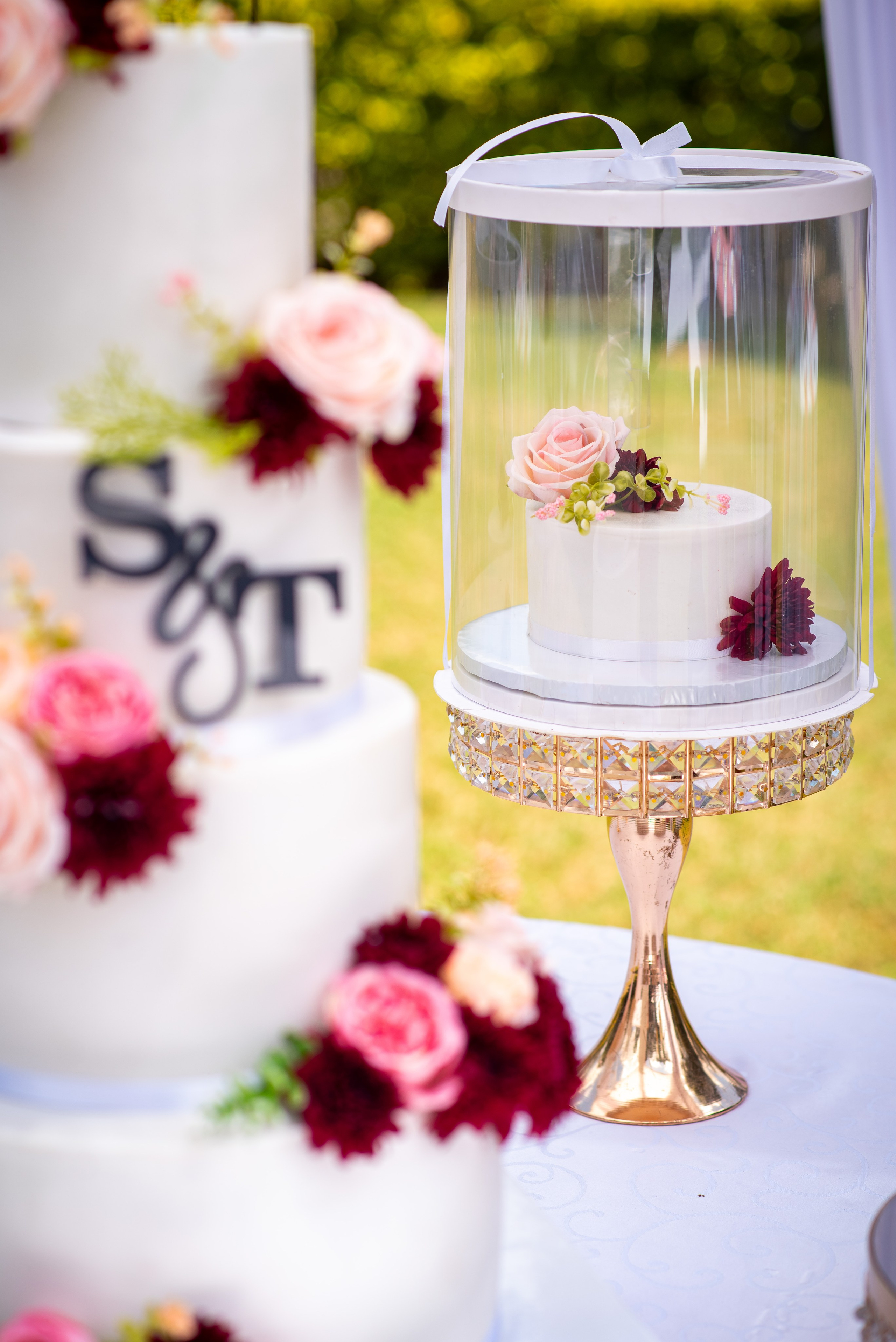Detail shots of a wedding cake