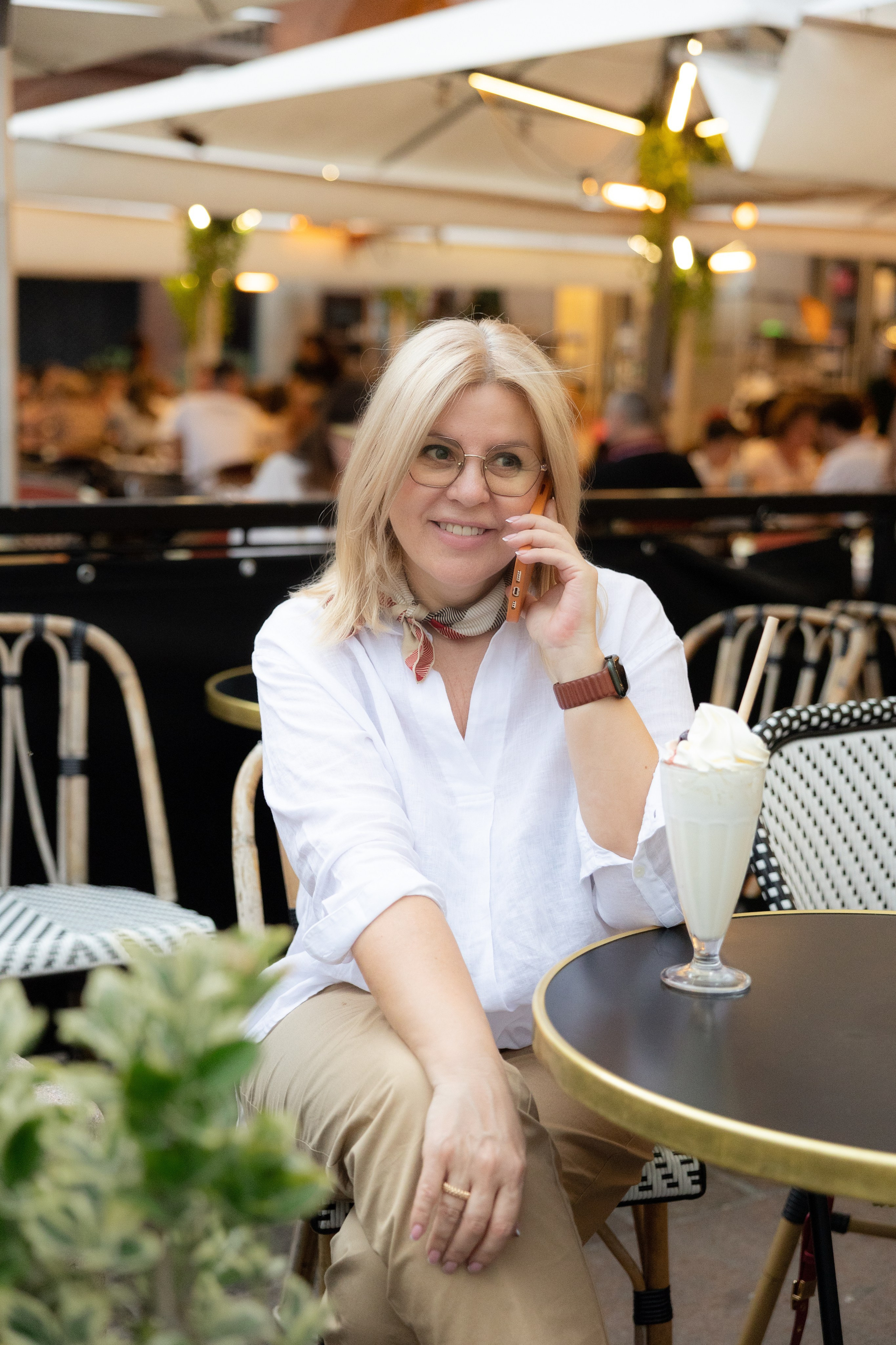 personal-branding-woman-cafe-glasses