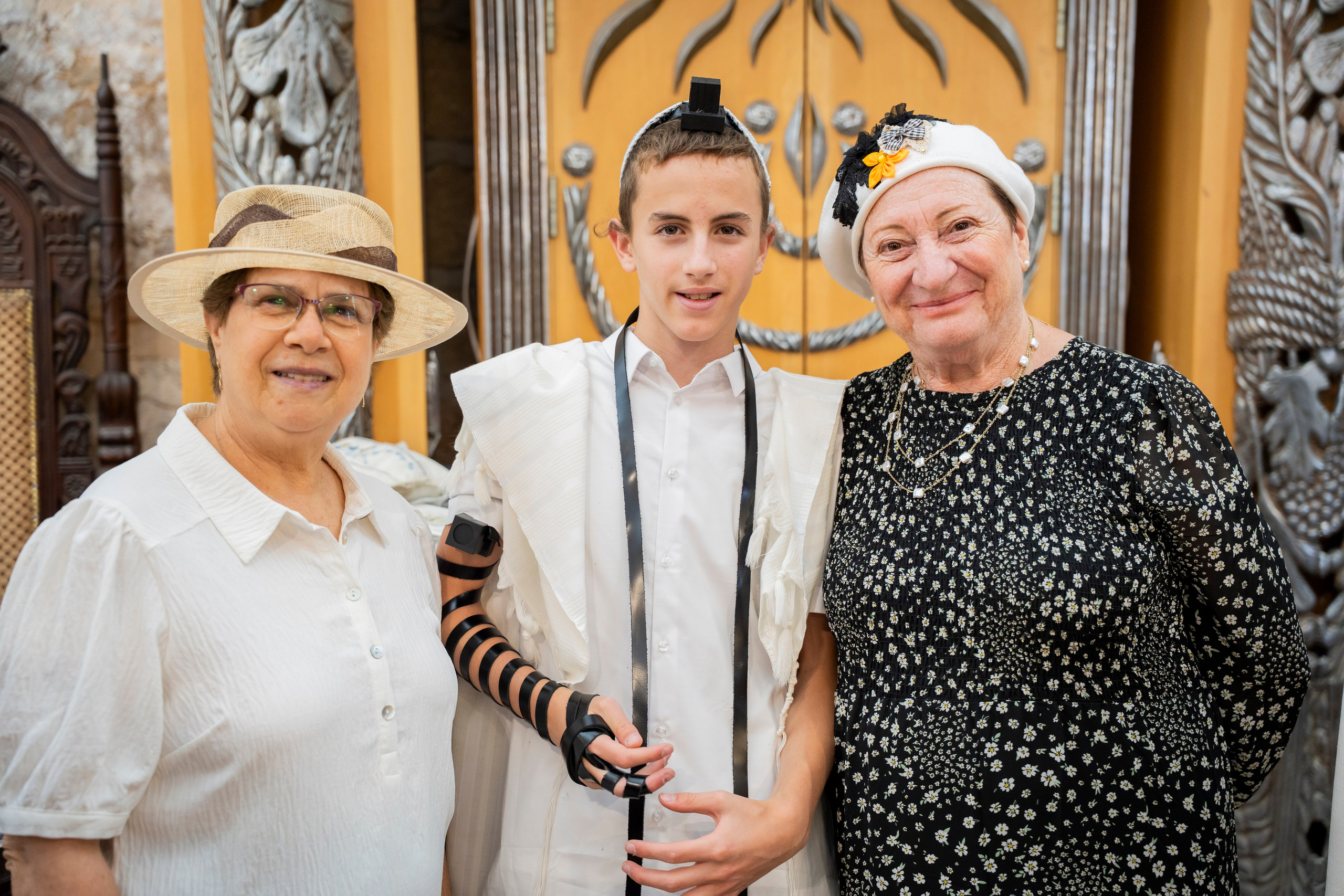 הנחת התפילין רפאל לוי. יוסף מזרחי צילום חתונה, ברית וזוגיות. צלם מקצועי שאוהב להוציא אתכם הכי יפים ברגעים הכי מרגשים