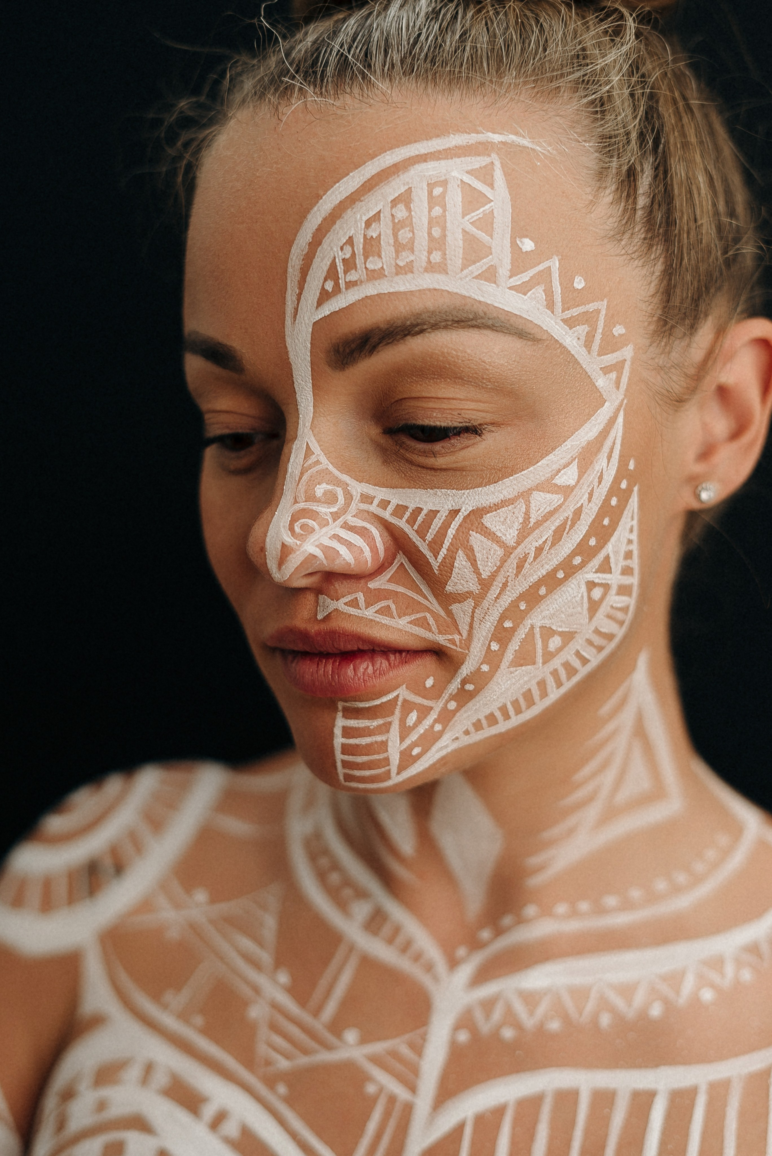 Maternity photoshoot with painted belly. Портретный и семейный фотограф в Лимассоле Кипр Анна Руссу