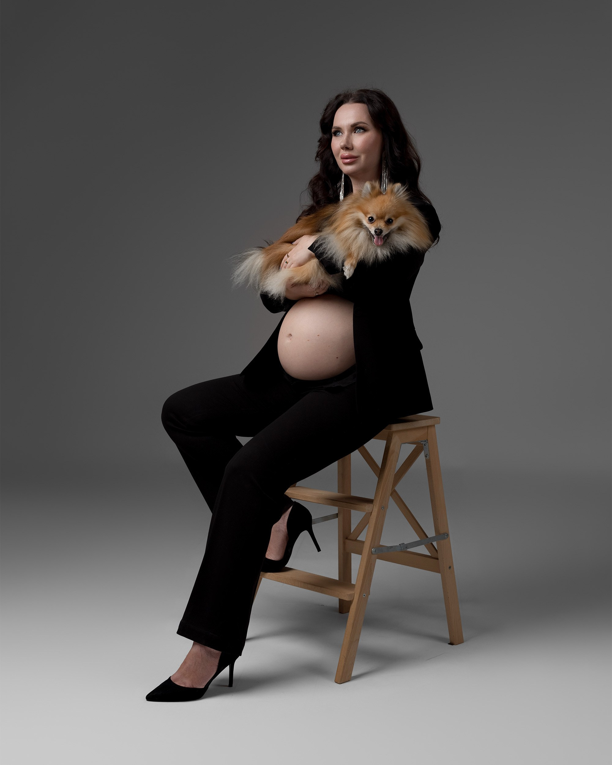 Embarazo y&nbsp;Maternidad sesiones de fotografía  con mascotas , sesiones de Embarazo en estudio 