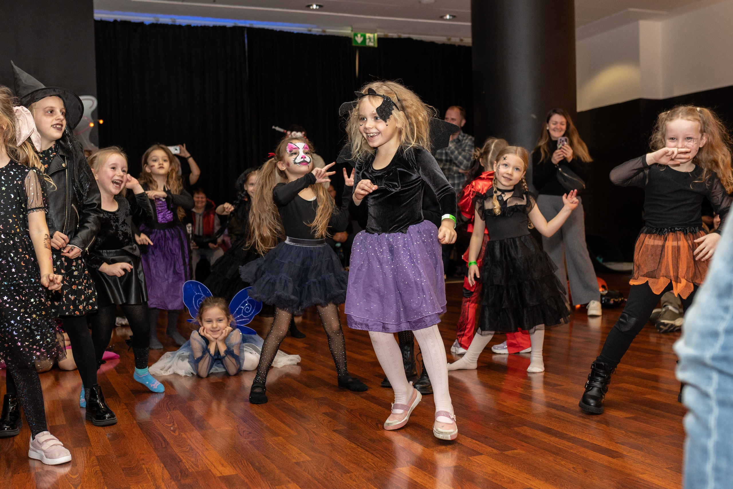 Leo dance studio Helloween 2025. Семейный и детский фотограф в Варшаве Мила Бобровская