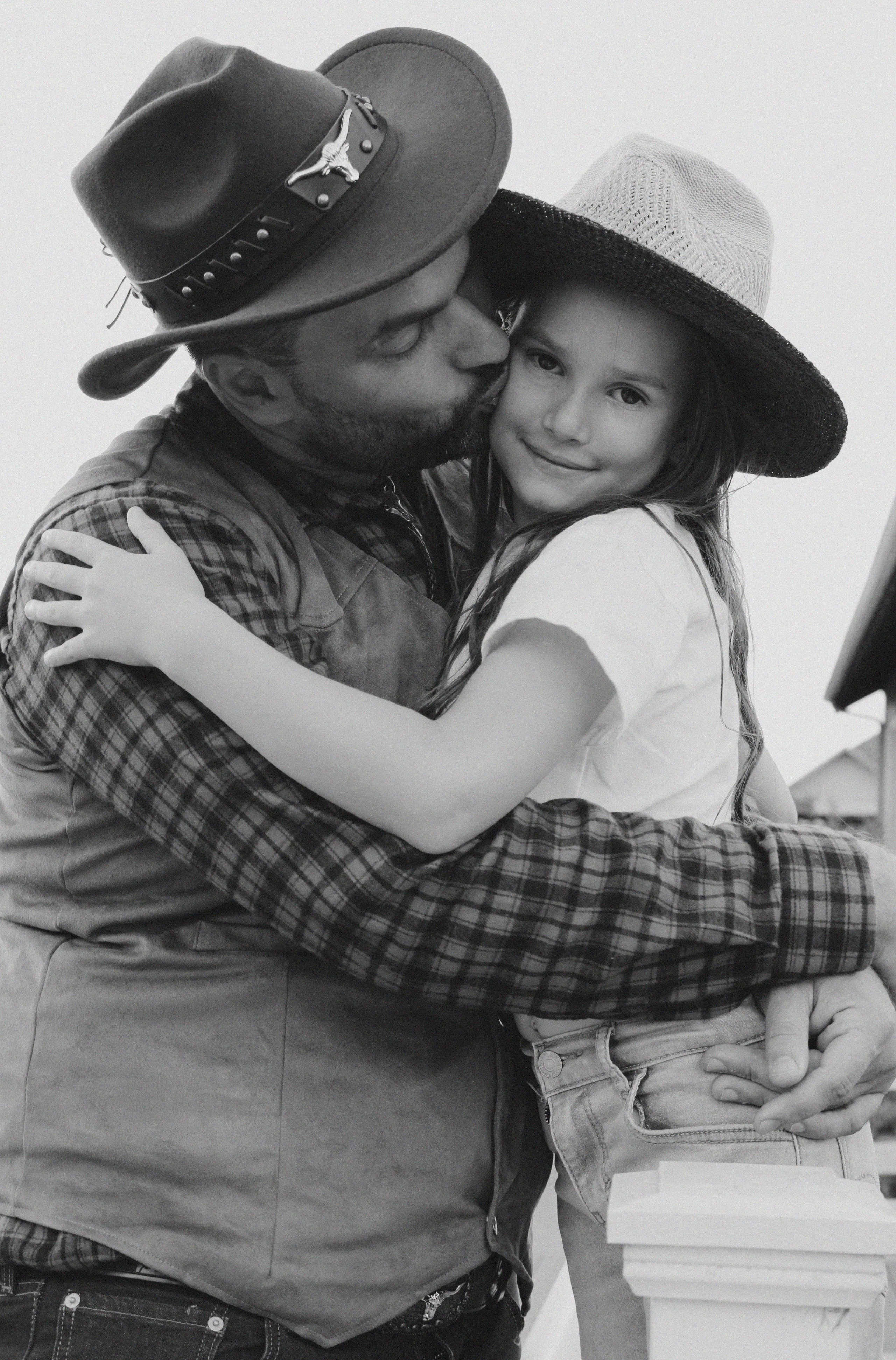 Texas Countryside Family Photoshoot in Cowboy Style. Lana Petrychenko — Portrait & Family Photographer. Valencia, Spain