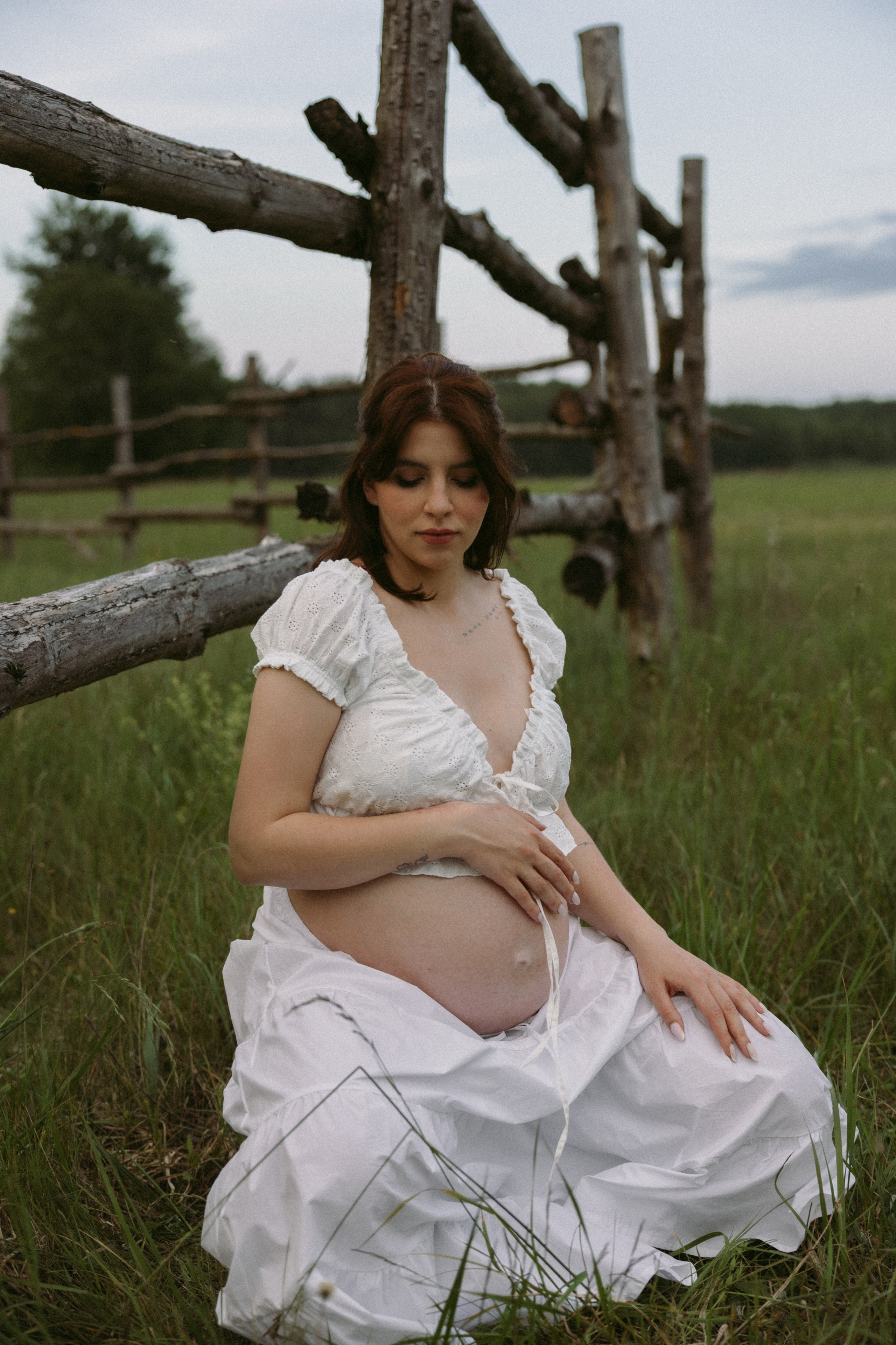 Lera & Maksim | laukimo fotosesija pievoje saulei besileidžiant. Vestuvių ir šeimų fotografė Lena Bondarenko / belove photo