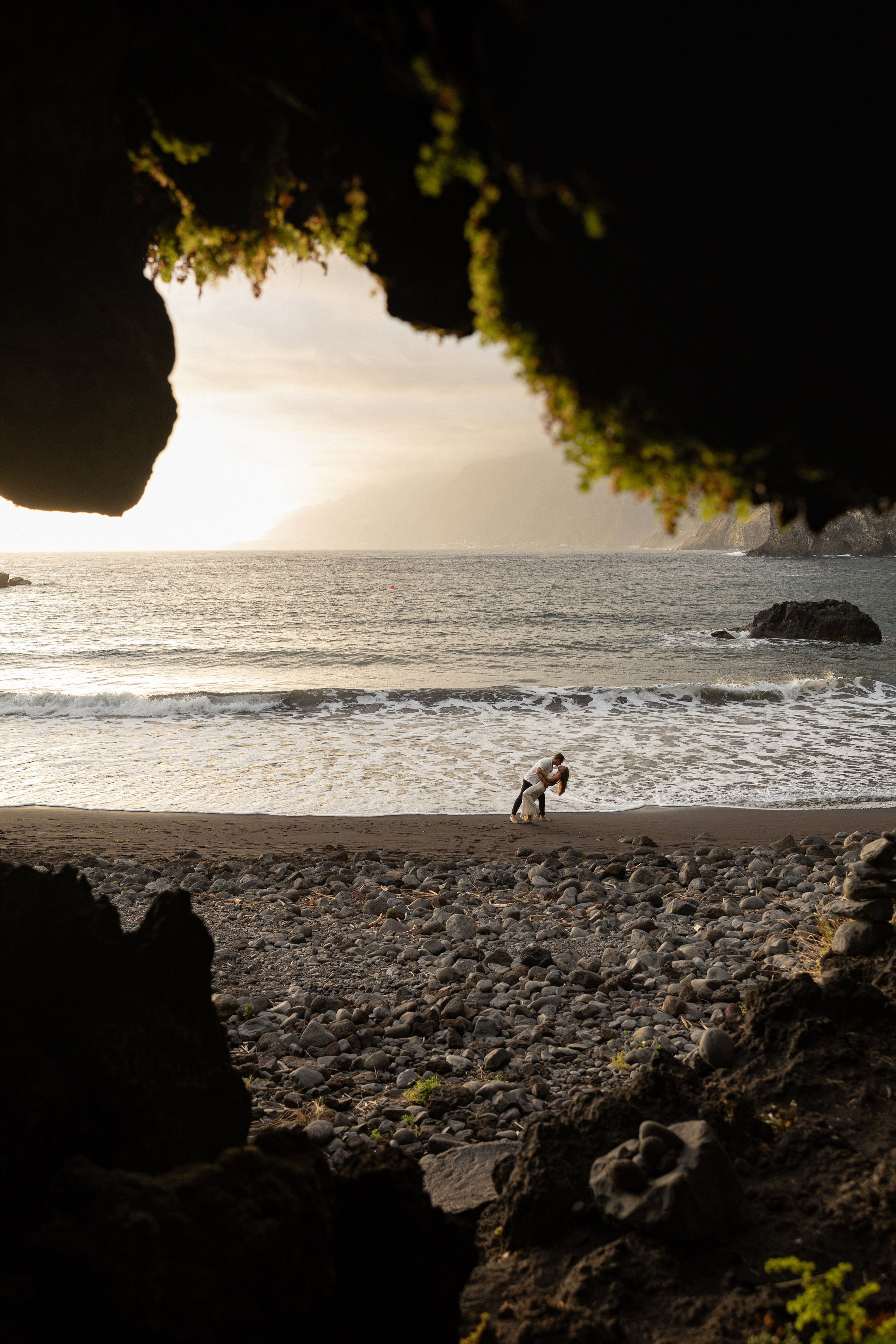 Couple Photoshoot at Seixal Beach, Madeira | Romantic Beach Photography. Fotógrafa na Madeira para casais, pedidos de casamento, elopements e casamentos íntimos | Tatiana