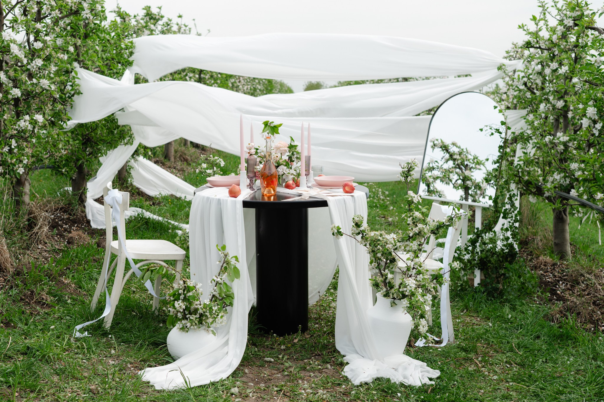 Ședință foto in livada înflorită , cuplu , îndrăgostiți, ședință foto save the date. Alexandra Hanu Photographer