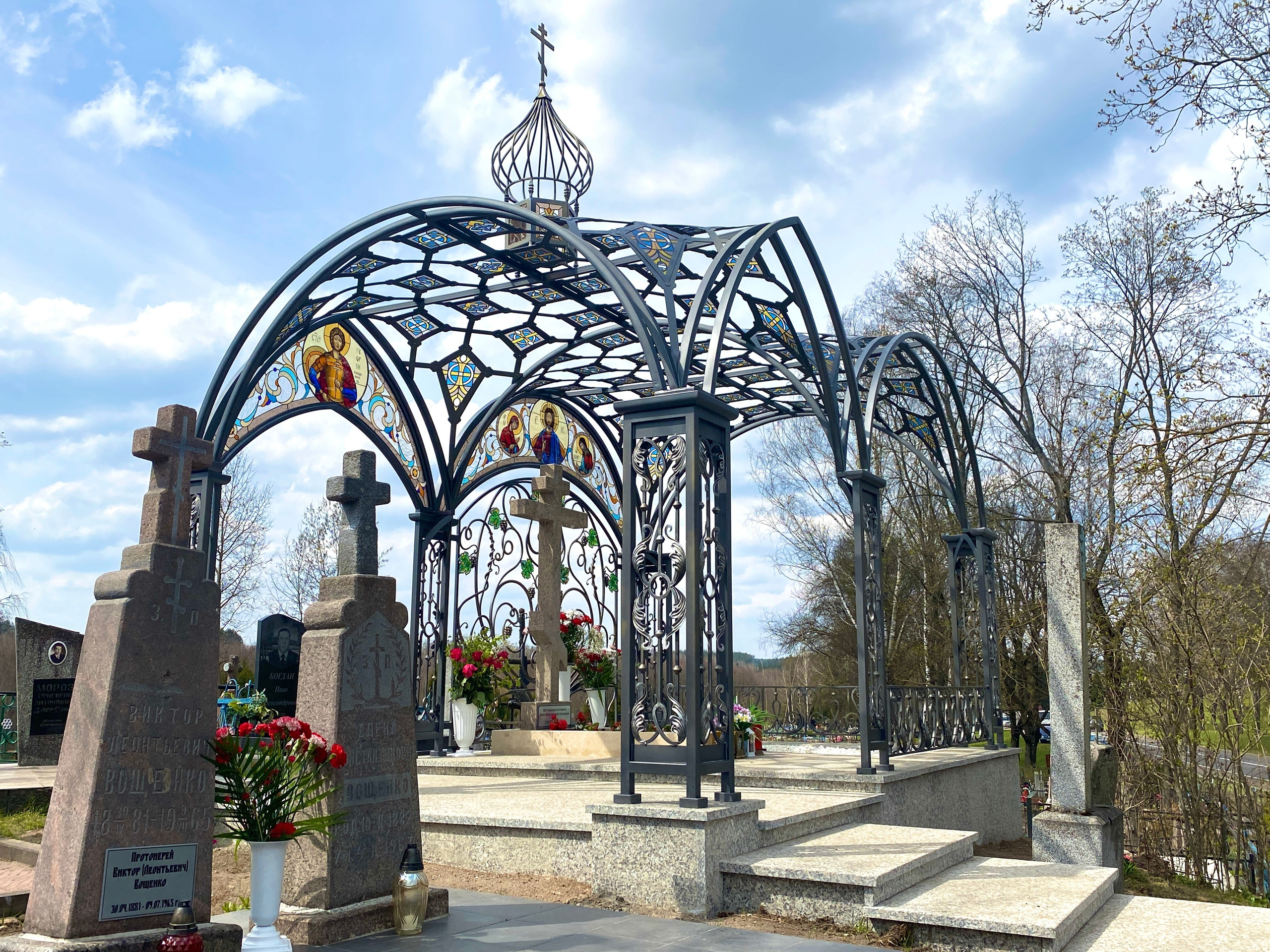 Архитектурная композиция «Красненский некрополь» в д. Красное Минской области. Протоиерей Фёдор Повный - идея и творческая концепция. Мария Тарлецкая - автор проекта и руководитель реализации. Анна Авгуль - витраж.  2020 г. Сталь, витражи, монолитный поликарбонат,  художественная ковка, лазерная резка, сварка. 