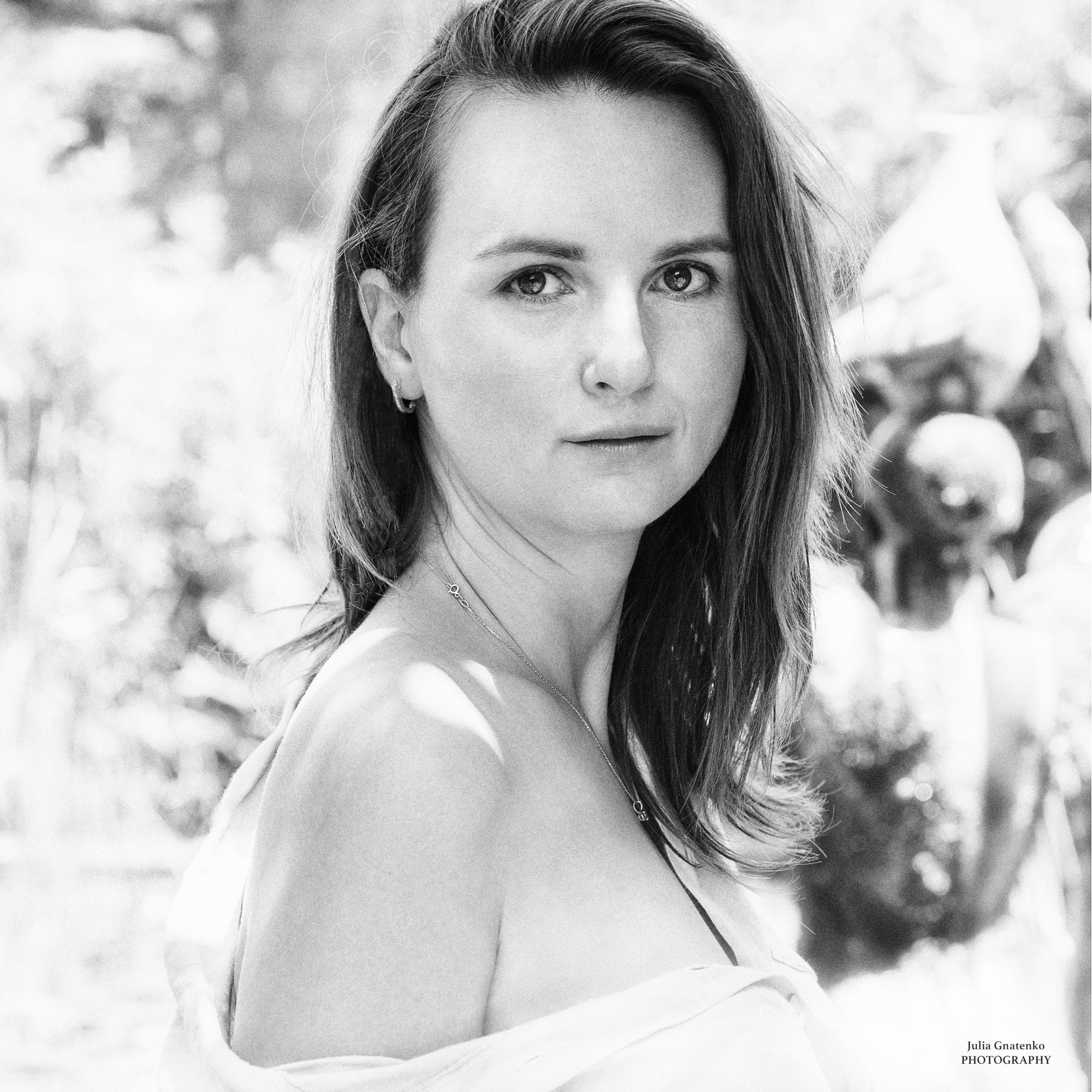 Женская фотосессия в Валенсии, Испания, с выразительным чёрно-белым крупным портретом женщины со спокойным, уверенным взглядом, снятым в естественном свете с мягко размытым фоном — идеально для женской портретной фотографии, бренд-портретов, художественных чёрно-белых съёмок и профессиональной женской фотографии по всей Испании.