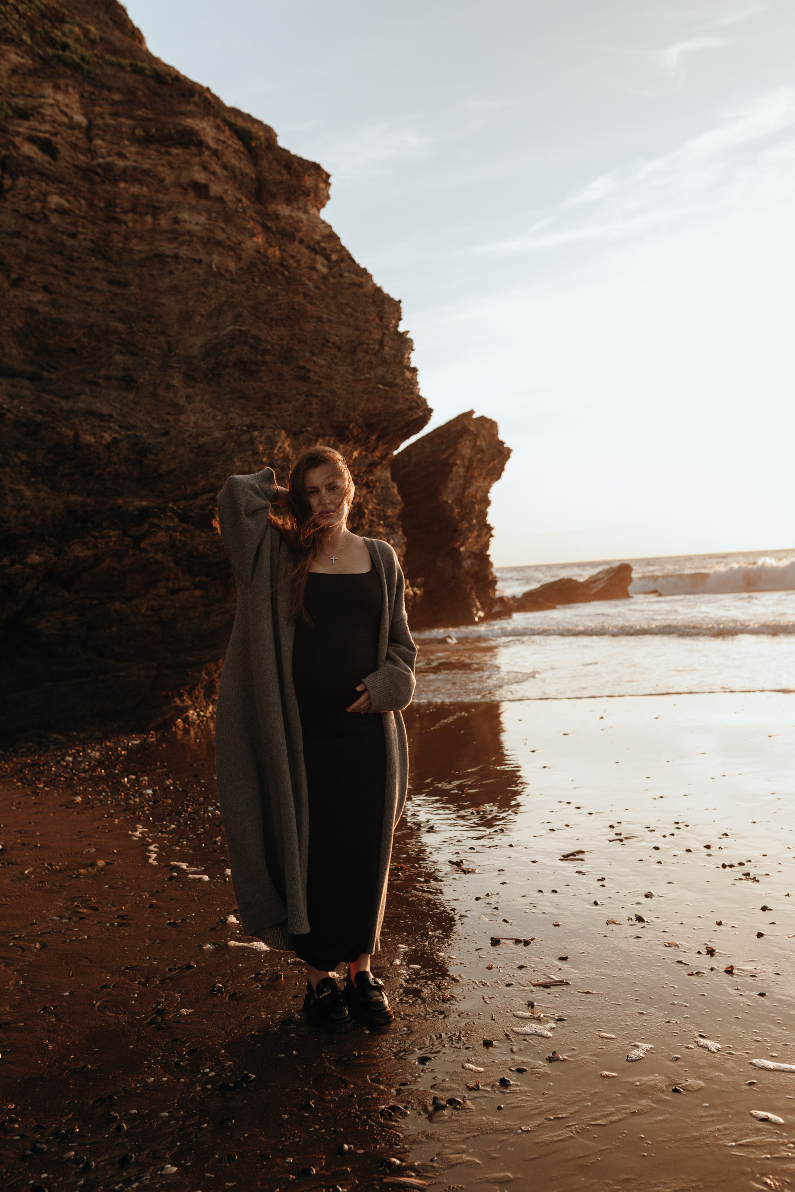 Sunset maternity photoshoot. Annah Louwagie — Lifestyle photographer for couples, families & brands | France & worldwide