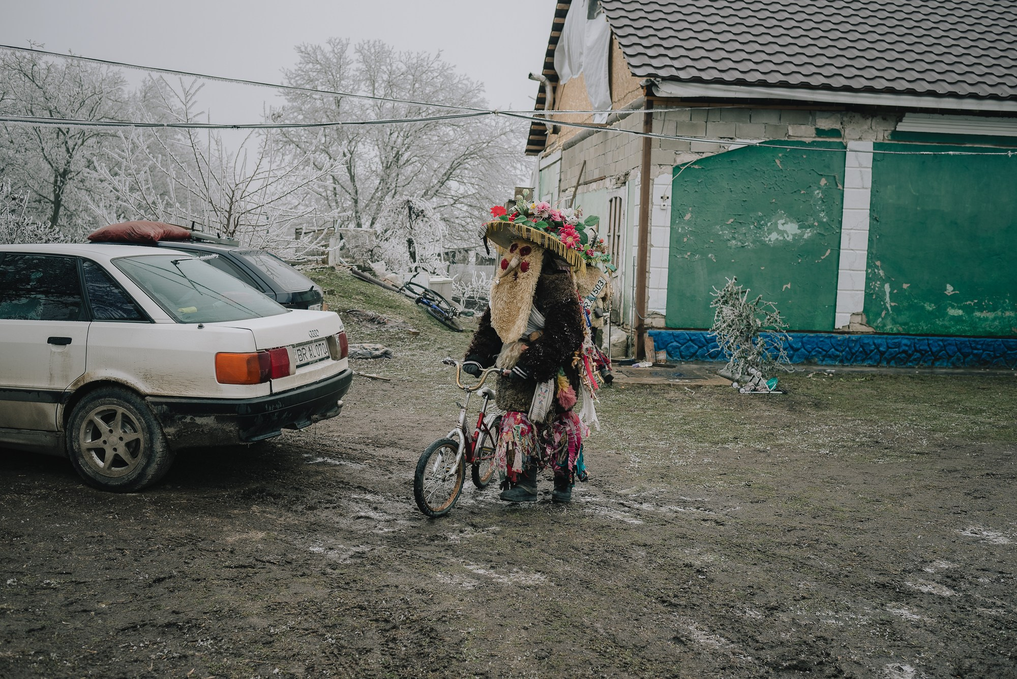 Malanca is a spectacular folk tradition, especially common in the communities of northern Moldova and Bukovina, with deep roots in New Year’s customs. It usually takes place on the night of December 31st to January 1st and marks the transition between years through a blend of folk theater, traditional costumes, music, dance, and humor.Participants – known as malancari – dress up as symbolic characters, often inspired by mythology, history, or rural life: death, the soldier, the bride, the bear, the gypsy, the devil, the old man, and many more. They go from house to house or take part in organized village parades, accompanied by drums, flutes, and distinctive sounds. The message behind it is to chase away evil and attract good fortune, fertility, and abundance in the new year.In some areas, Malanca has evolved into a true display of folk art, with groups preparing costumes, scripts, and music months in advance. It is an authentic way of preserving cultural identity and celebrating community spirit.