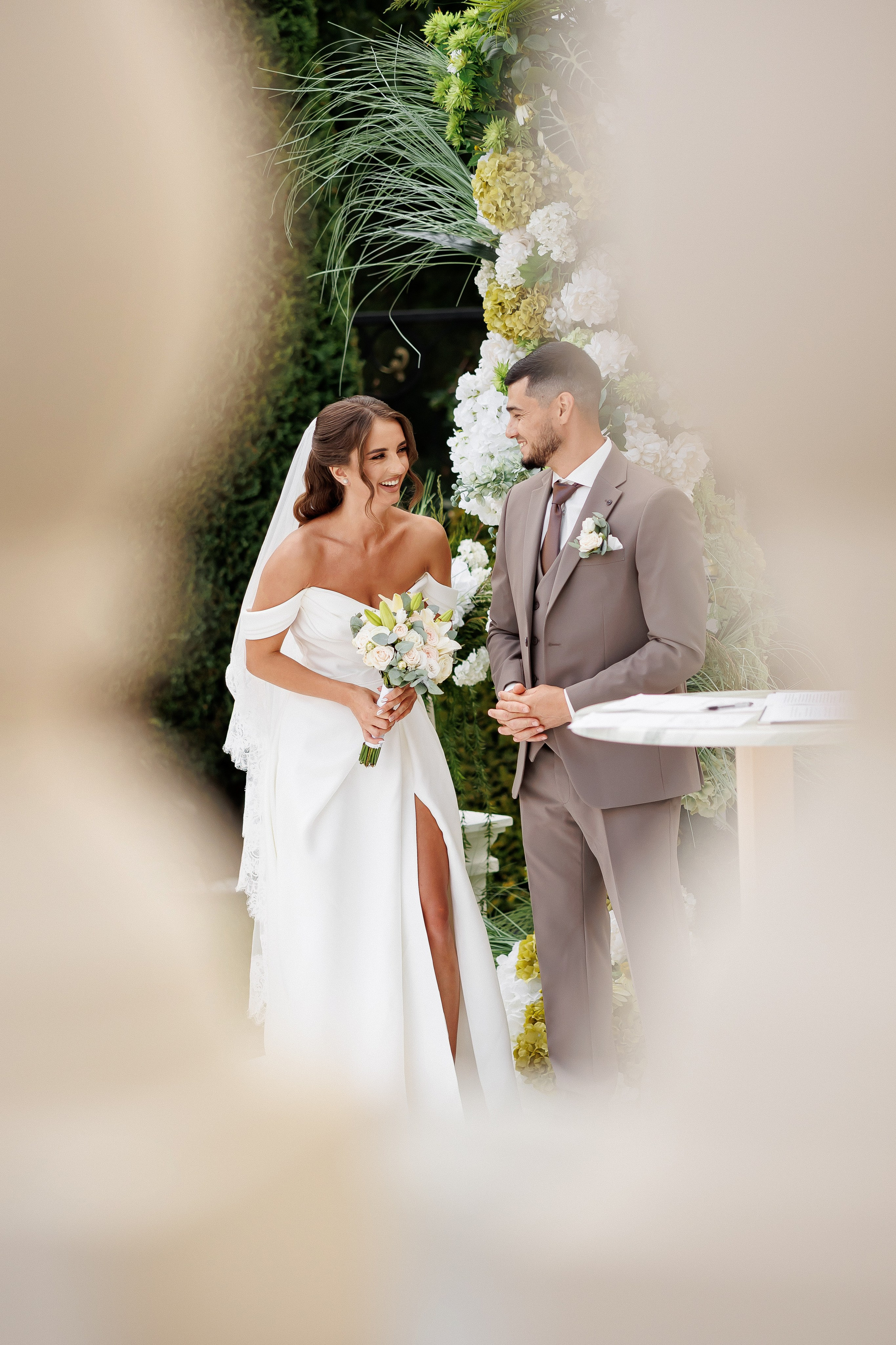 Eugen & Livia — Grand Elysee — Wedding Day. Servicii Foto și Video 067188353