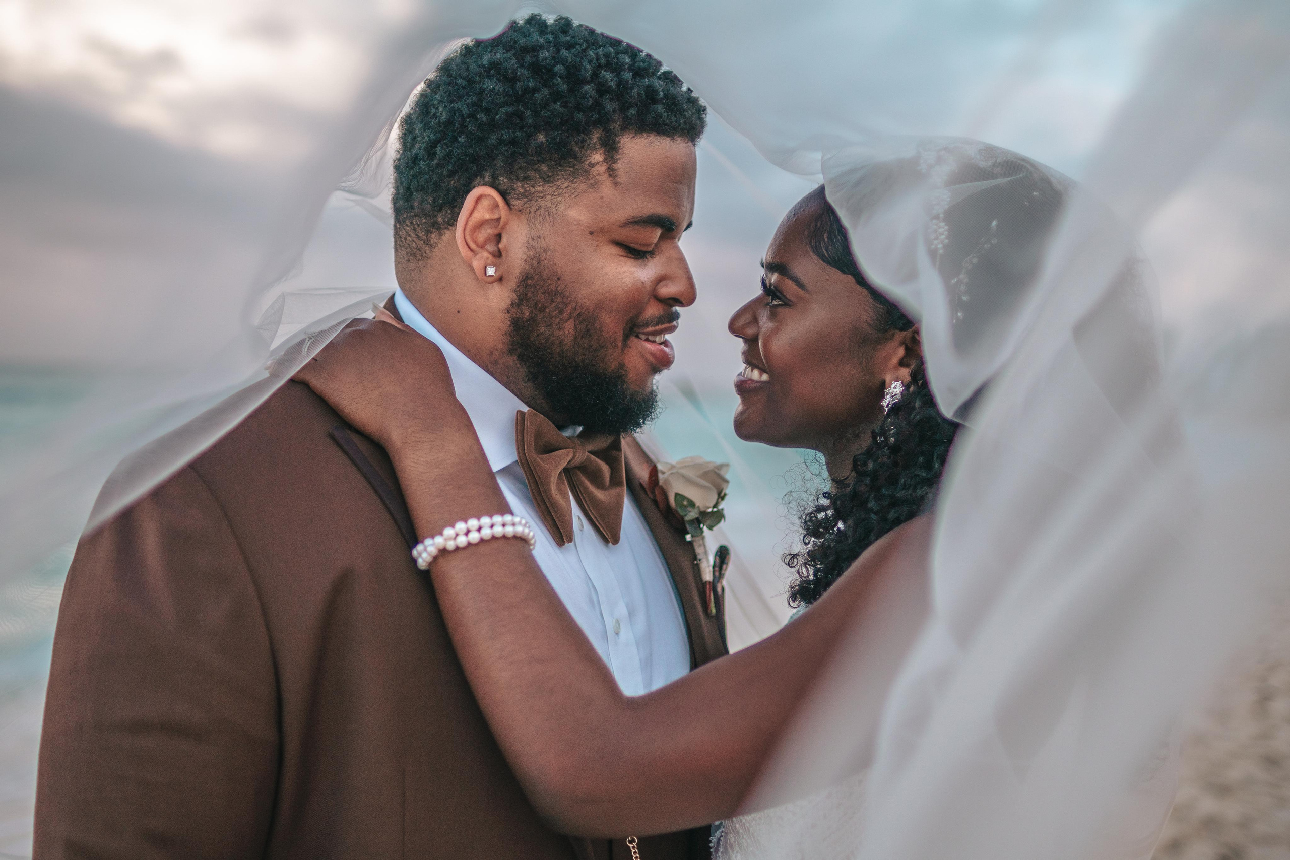 Wedding photography in cloudy light – soft tones and intimacy