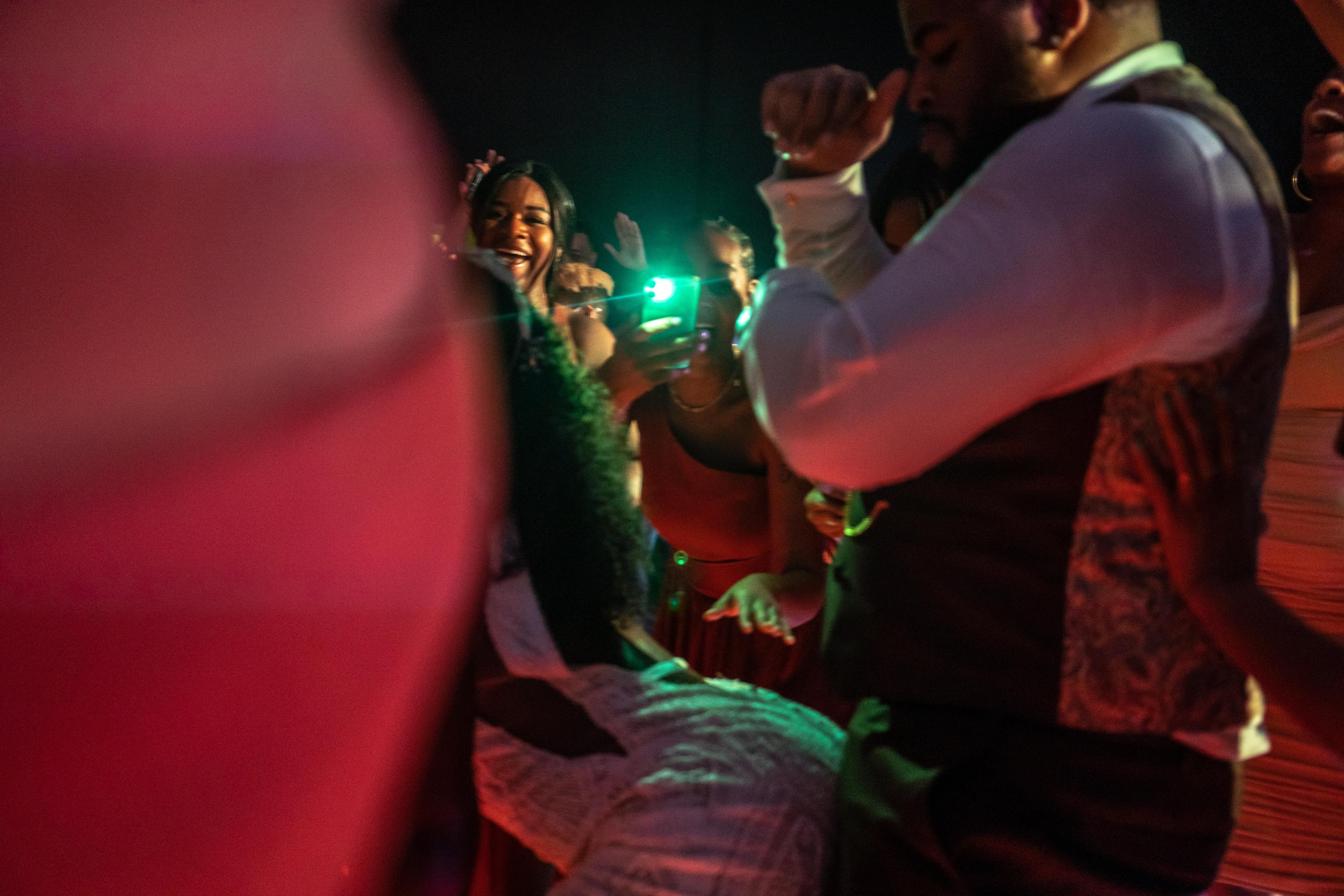 Bold lighting and real emotions – wedding celebration in Riviera Maya