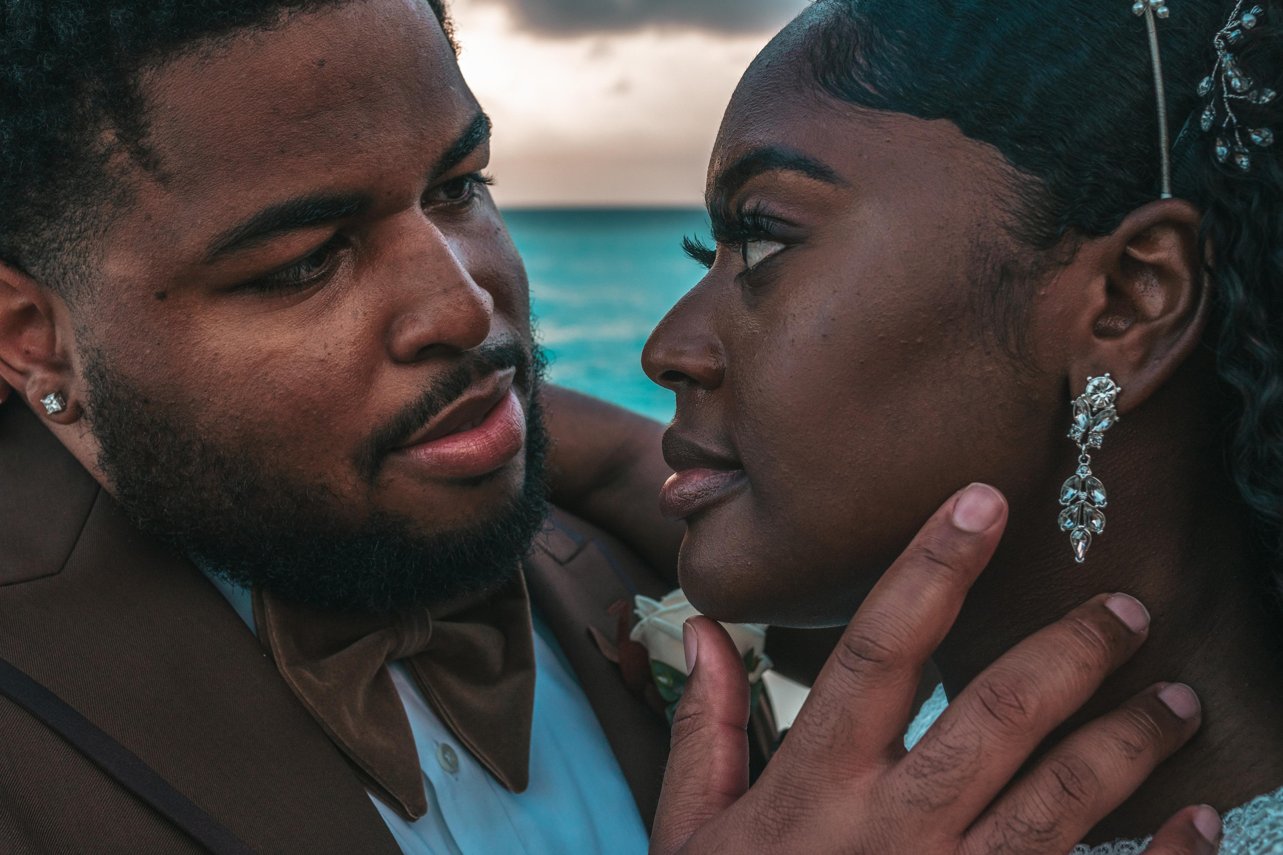 Authentic wedding vibes – imperfect weather, perfect connection