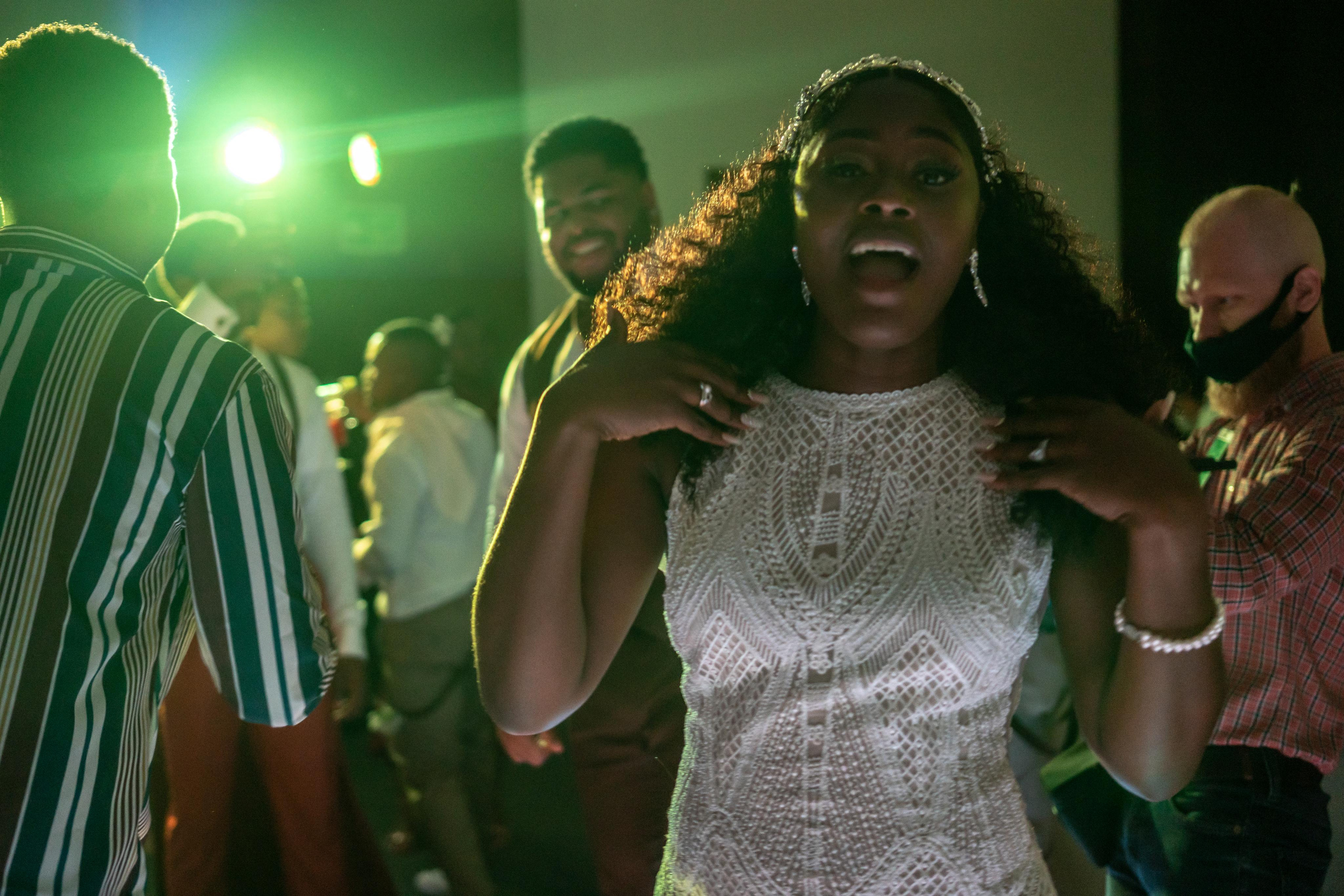 DJ lights and happy guests – professional wedding photographer in Quintana Roo