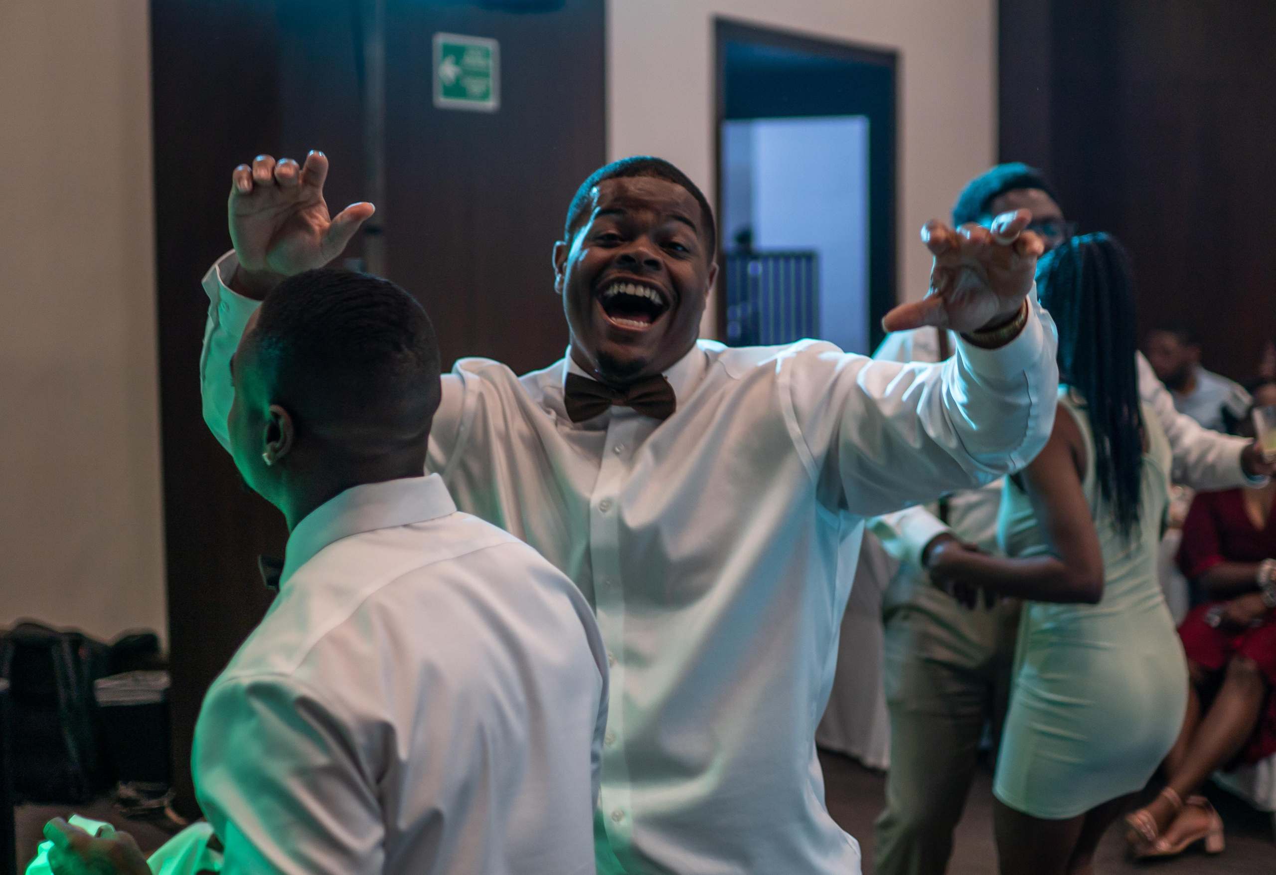 Wedding reception party with colorful lights – candid photo by photographerinmexico.com