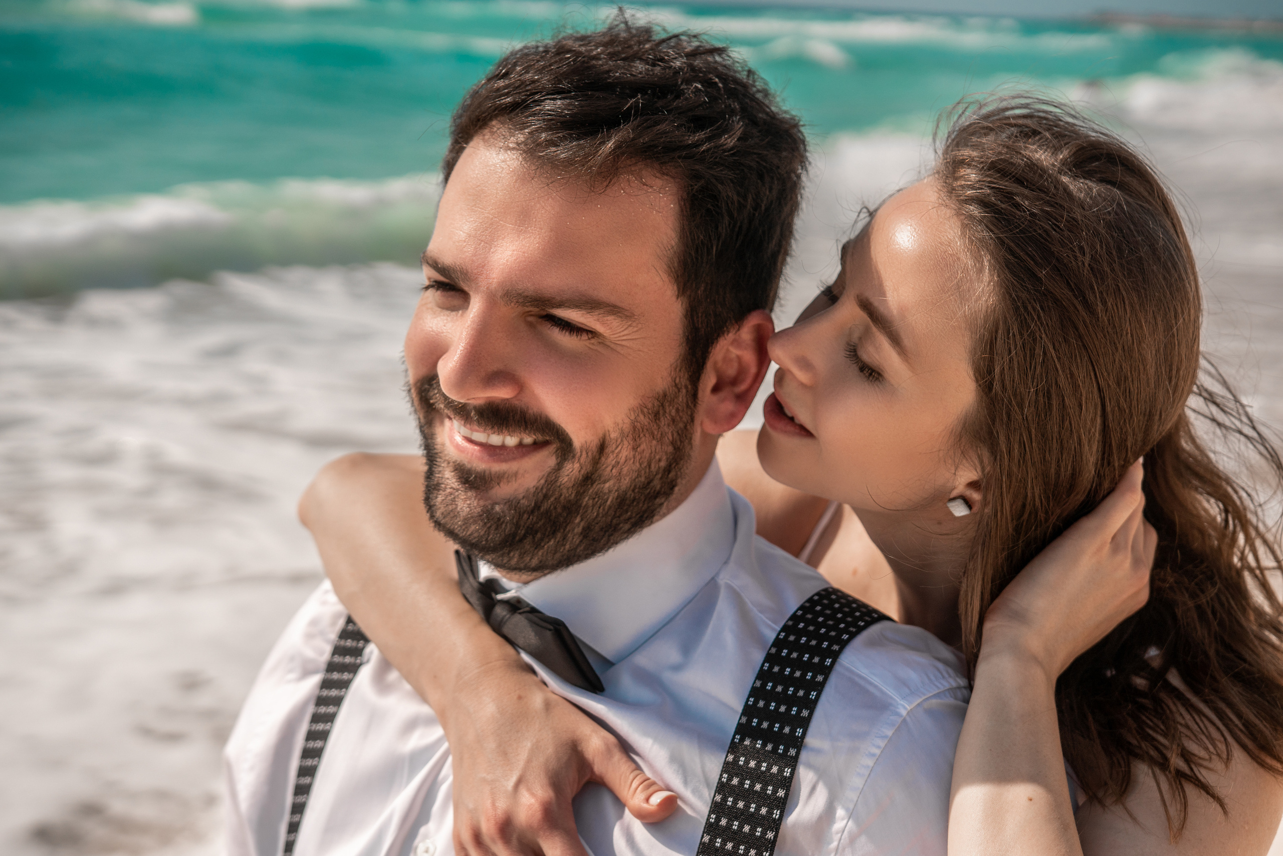 Barefoot couple photos on the beach in Cancun