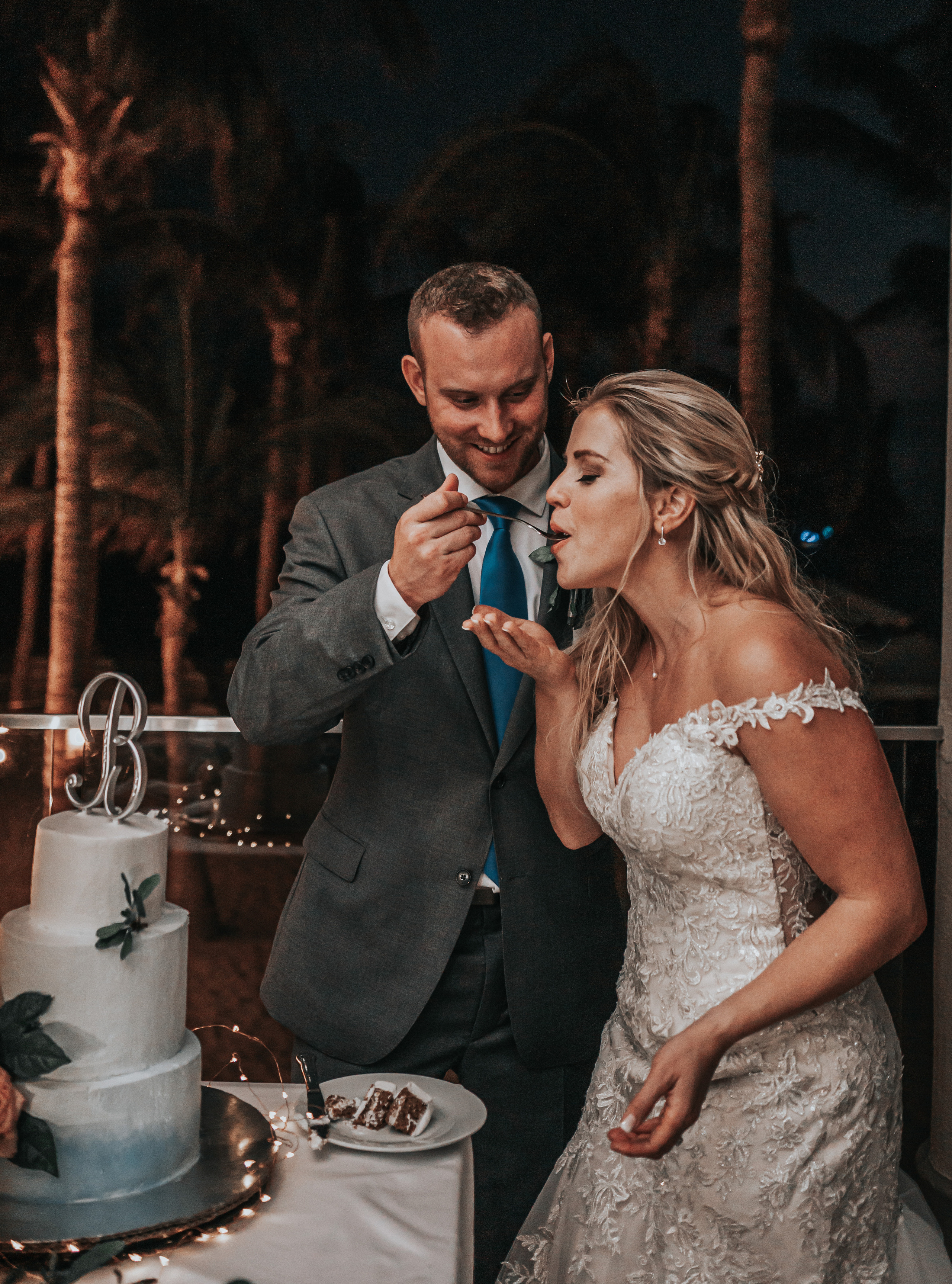 Close-up of cake-cutting moment during Playa del Carmen wedding, photographer in Cabo