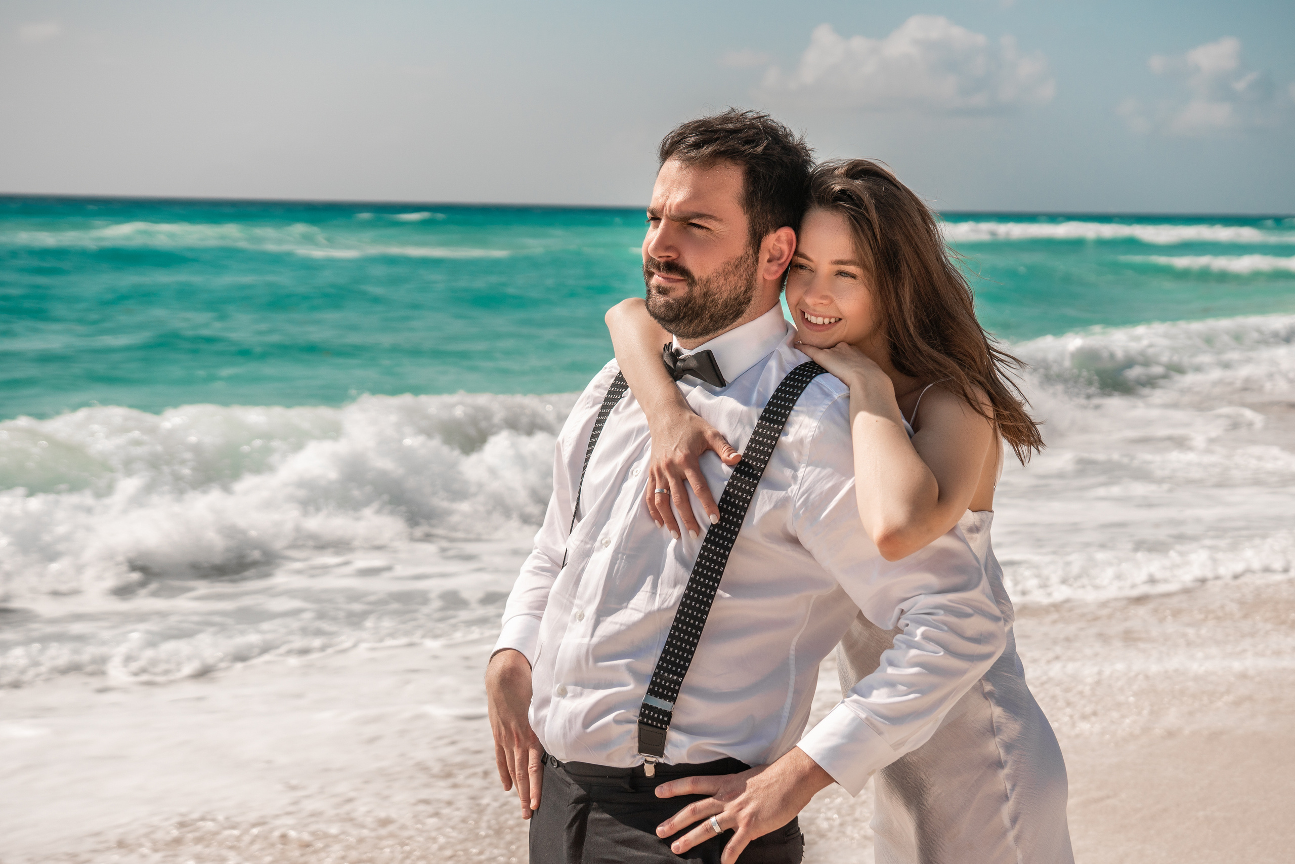 Destination love story in Cancun with waves crashing