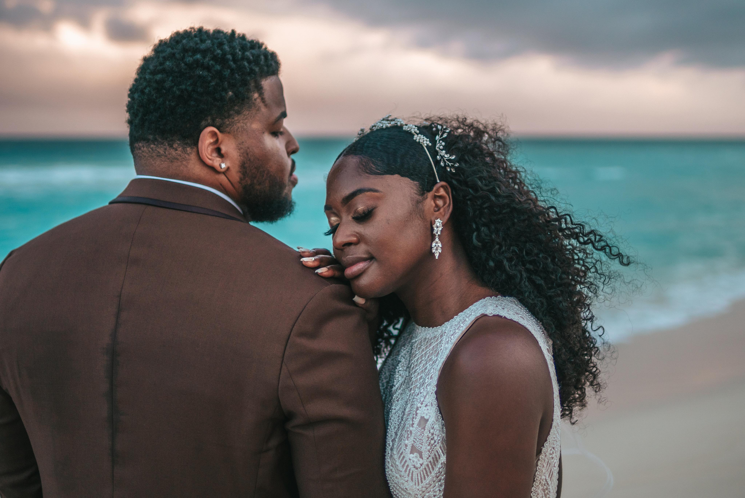 How beach wedding photos look on cloudy days – real session inspiration