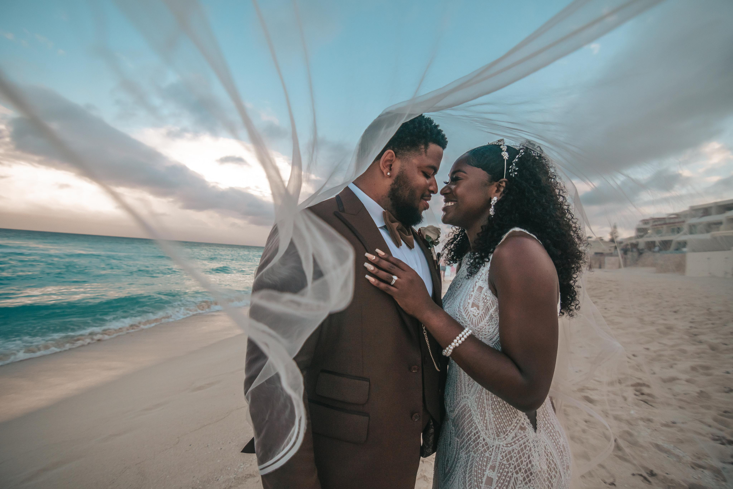 Overcast beach wedding – professional photos by photographerinmexico.com