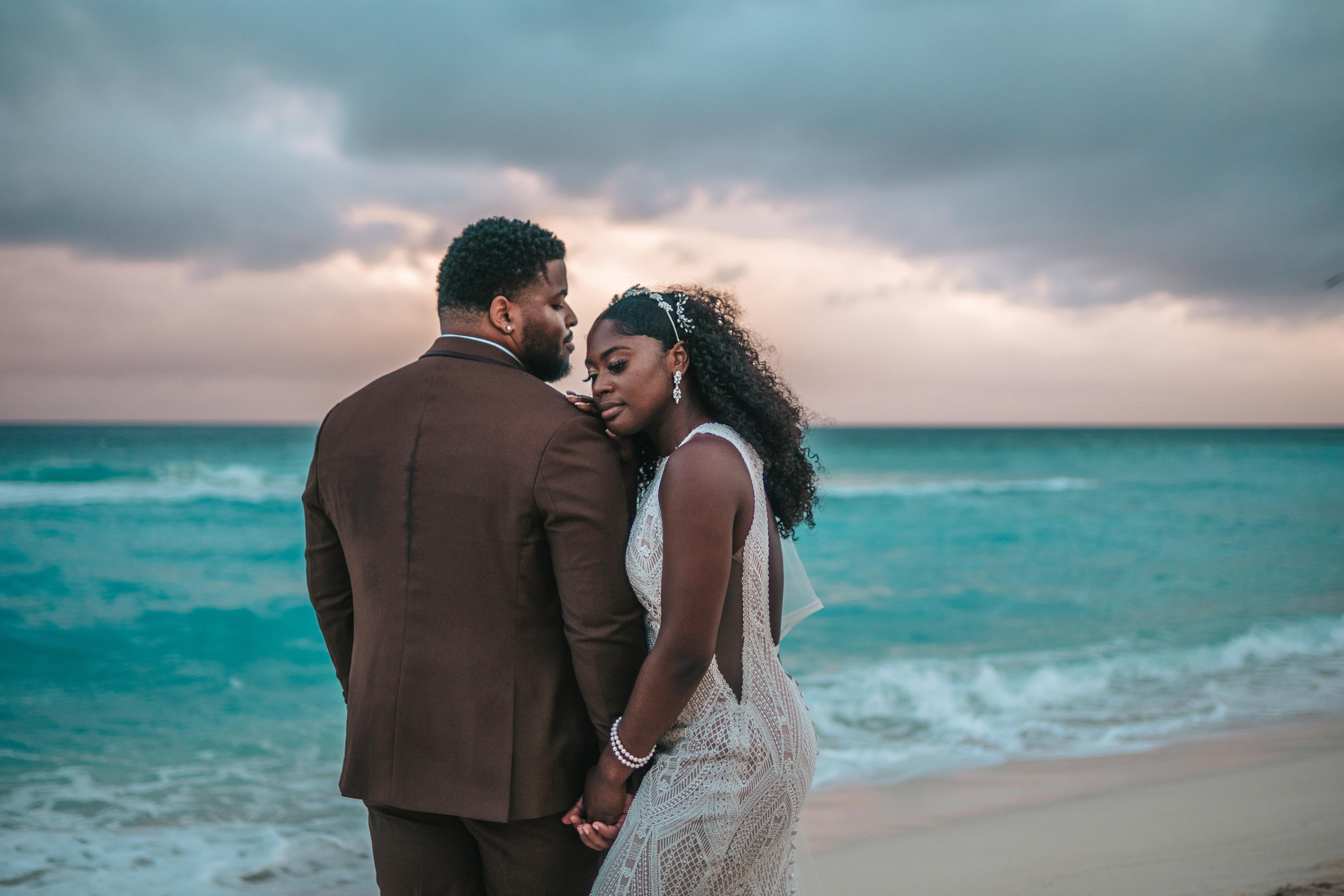Wedding couple portraits during tropical weather – Playa del Carmen