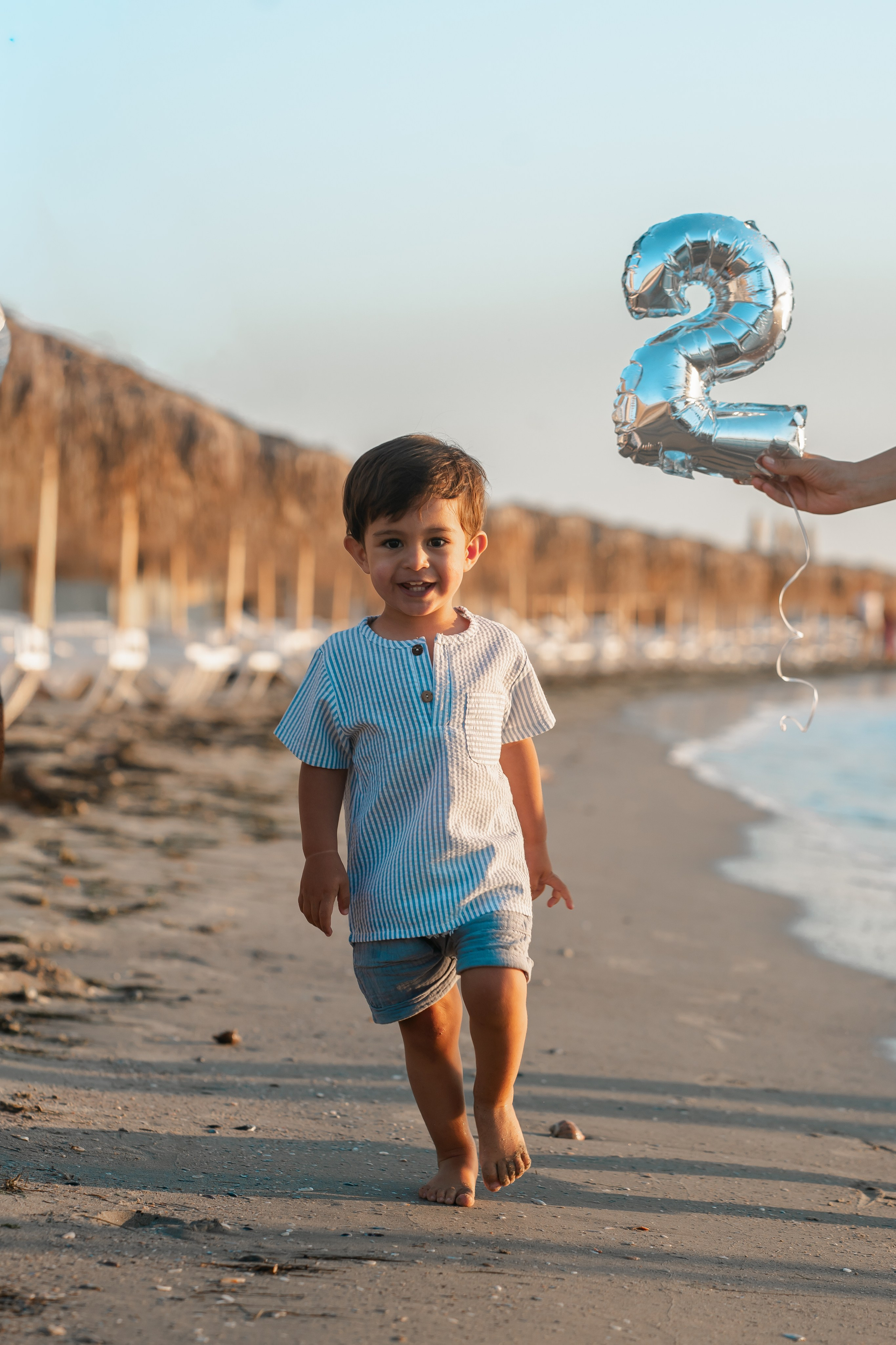 copil care sarbatoreste 2 ani pe plaja