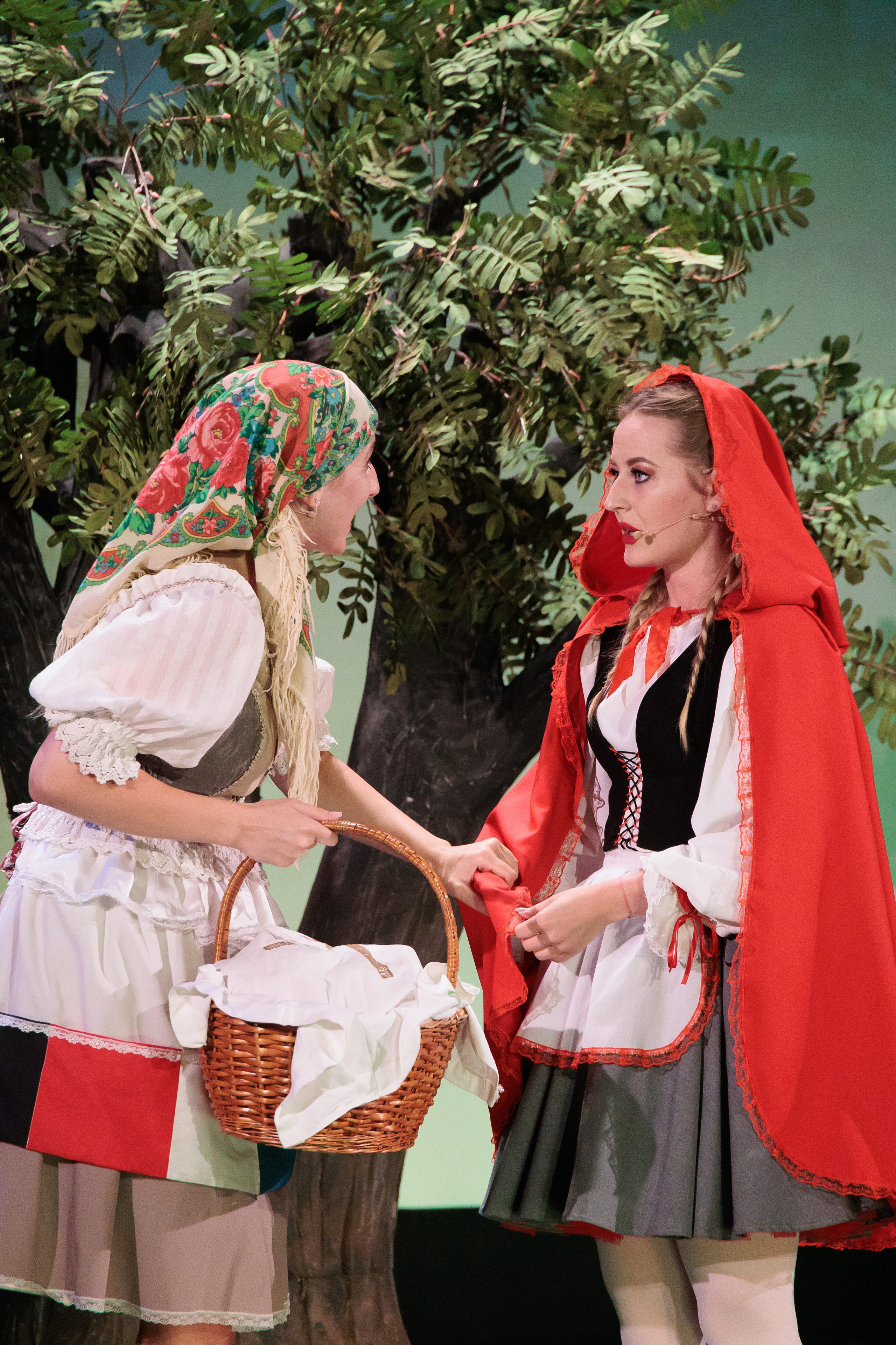 Clounella. Povestea Scufita rosie. ✔️ Фото Видео на свадьбы и крестины Молдова — Cinematic.md