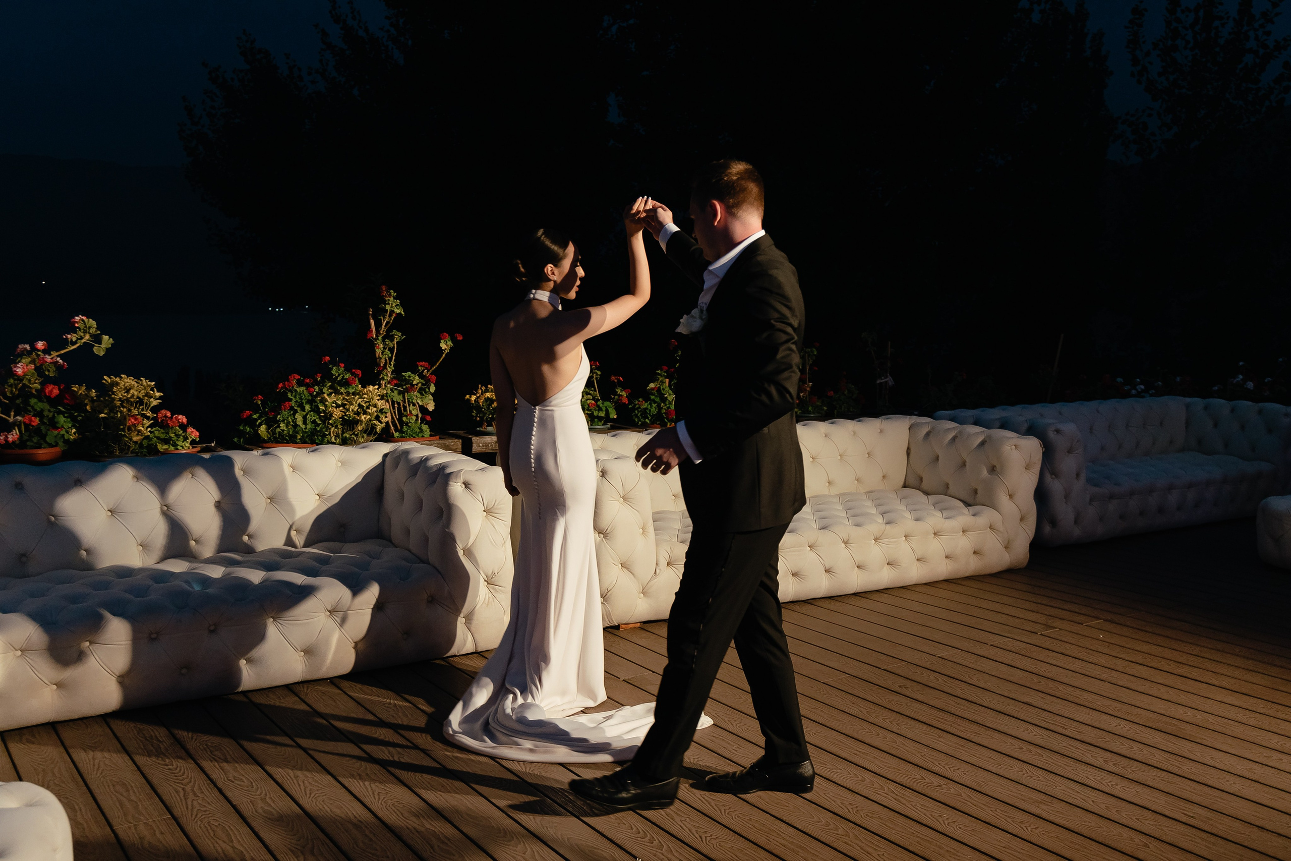 Thomas & Suyumbika. Главная