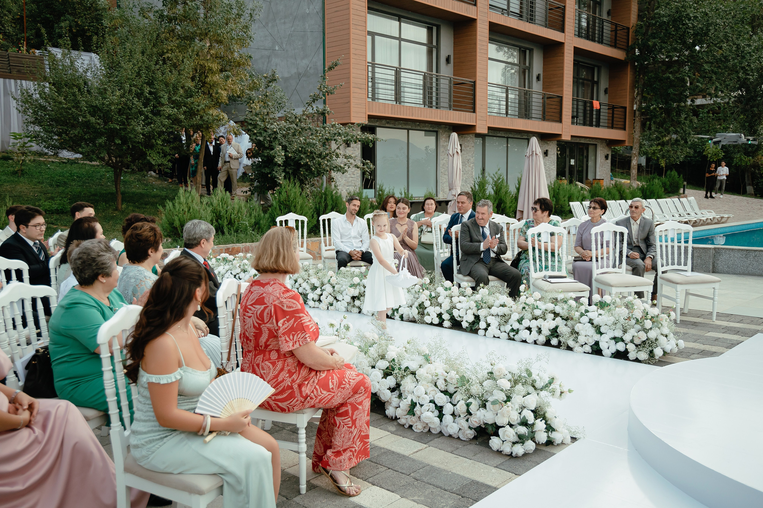 Thomas & Suyumbika. Главная