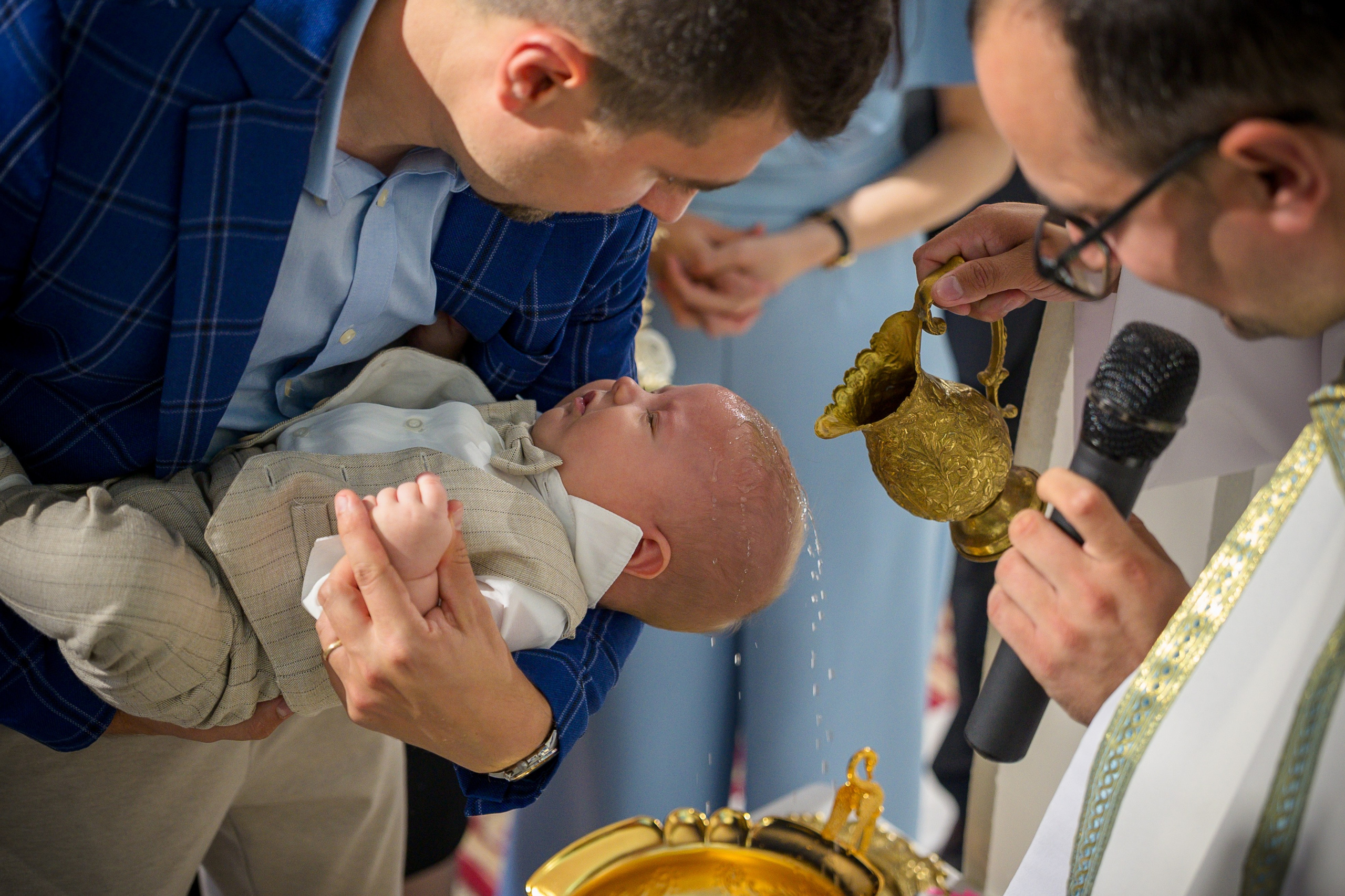 Fotograf botez catolic, sedinta foto biserica catolica, fotografii cu bebe, fotograf profesionist botez Bucuresti, sedinta foto de familie, sedinta foto cu bebe, botez catolic, botezul bebelusului, obiceiuri la botez, fotograf pentru botez, oferta foto botez, fotograf profesionist Bucuresti
