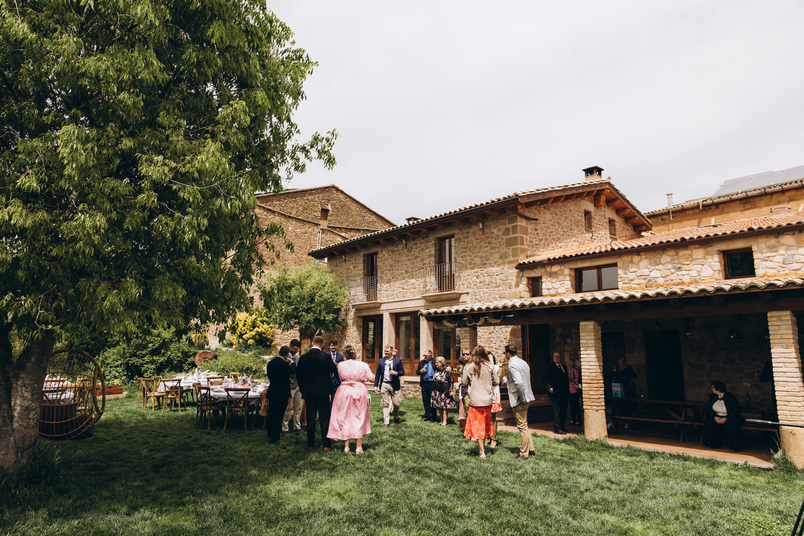  Couple in Milan city center – destination wedding photography Italy.