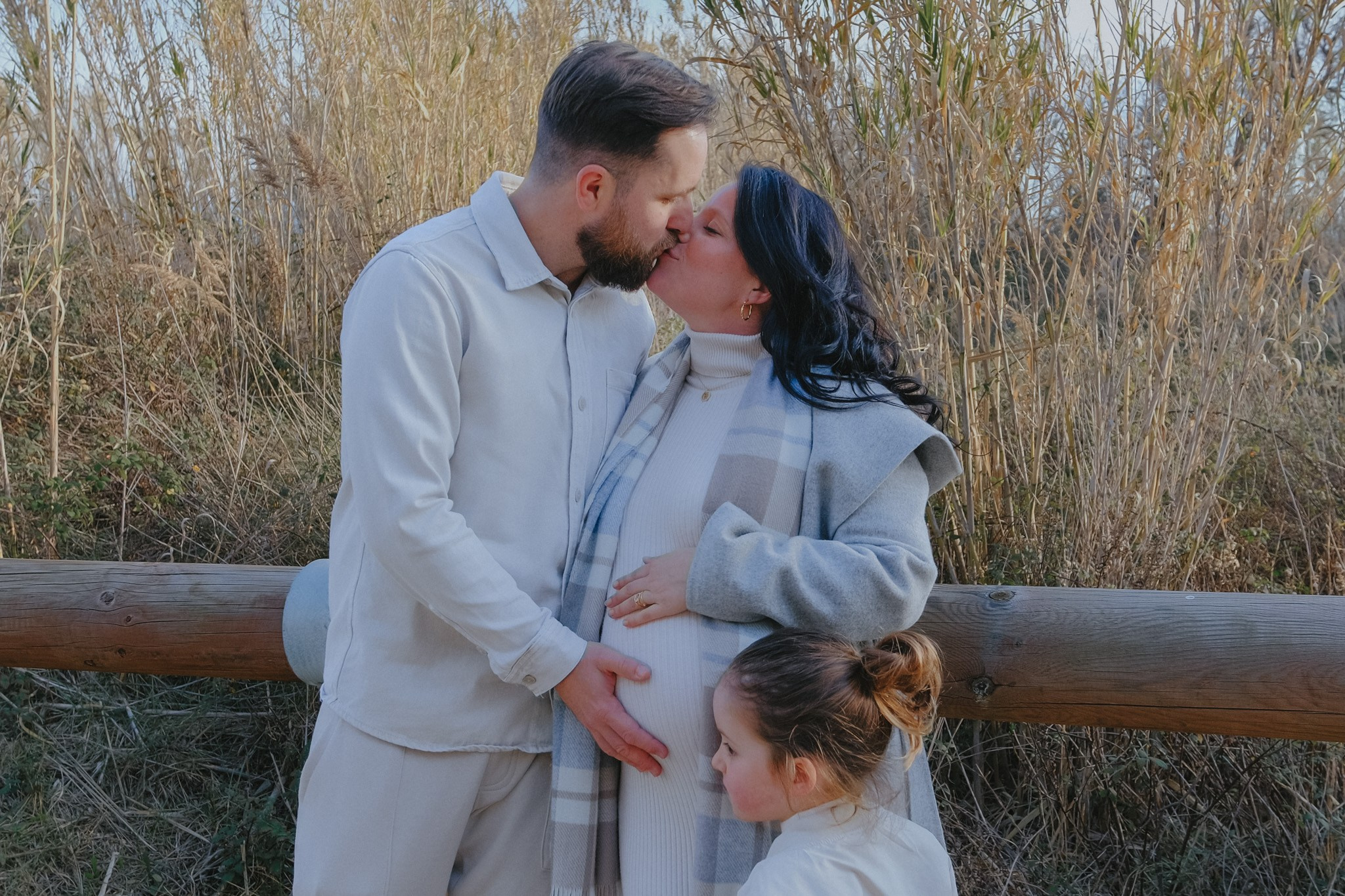 Sesión familiar embarazo. Fotografía profesional en Calafell - Elena Medvedeva