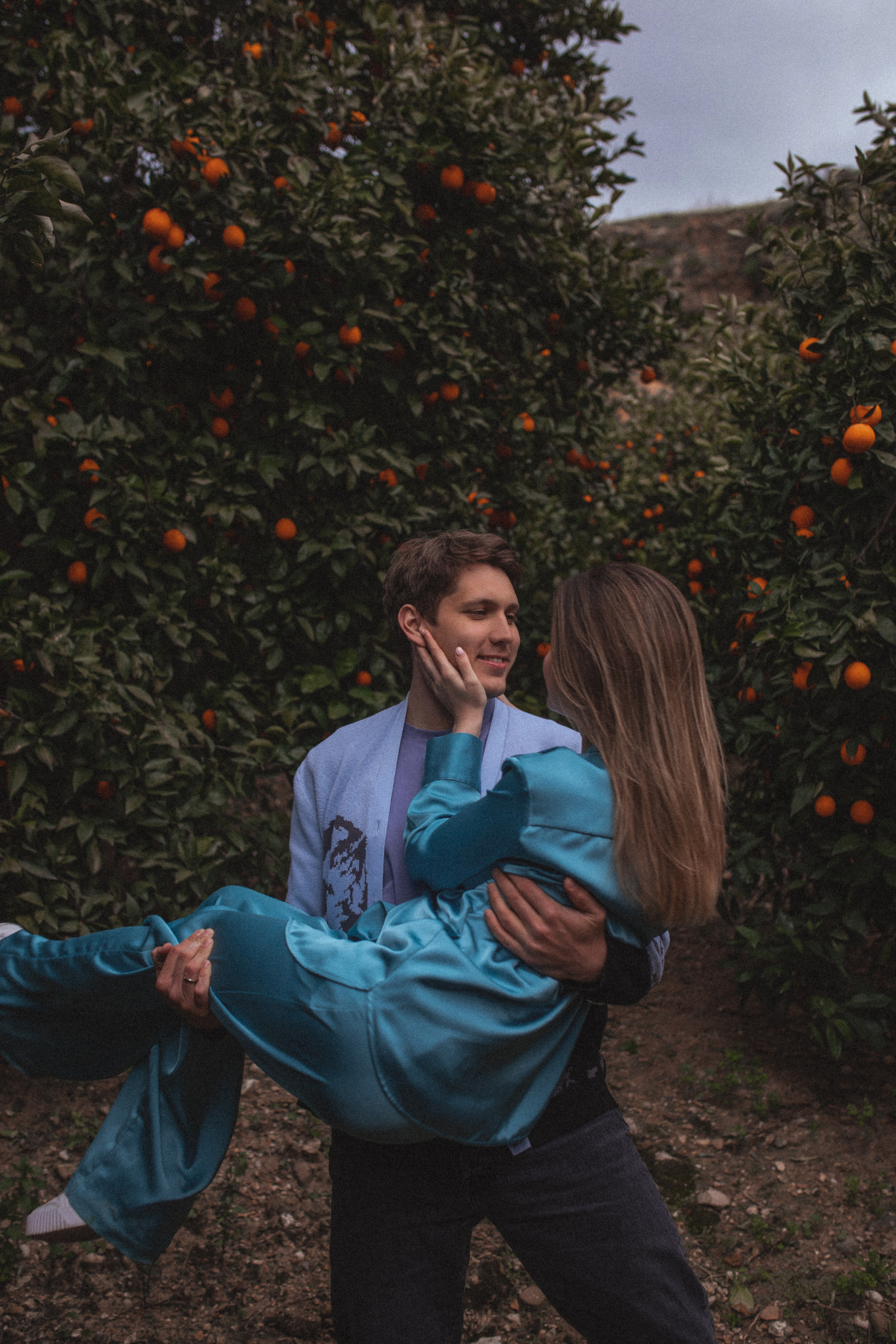  Апельсиновое дерево. Апельсиновые сады. Фотосессия в апельсиновом саду. Цветение в Турции. Что цветет в Турции. Фотограф в Алании. Фотограф в Белек. Фотограф в Анталии. Фотограф в Турции. фотограф , Турция, Анталия, Белек, Сиде, Кемер, фотосессия, апельсиновый сад. Пара в апельсиновом саду. Лав стори в апельсиновом саду. Романтик в апельсиновом саду.