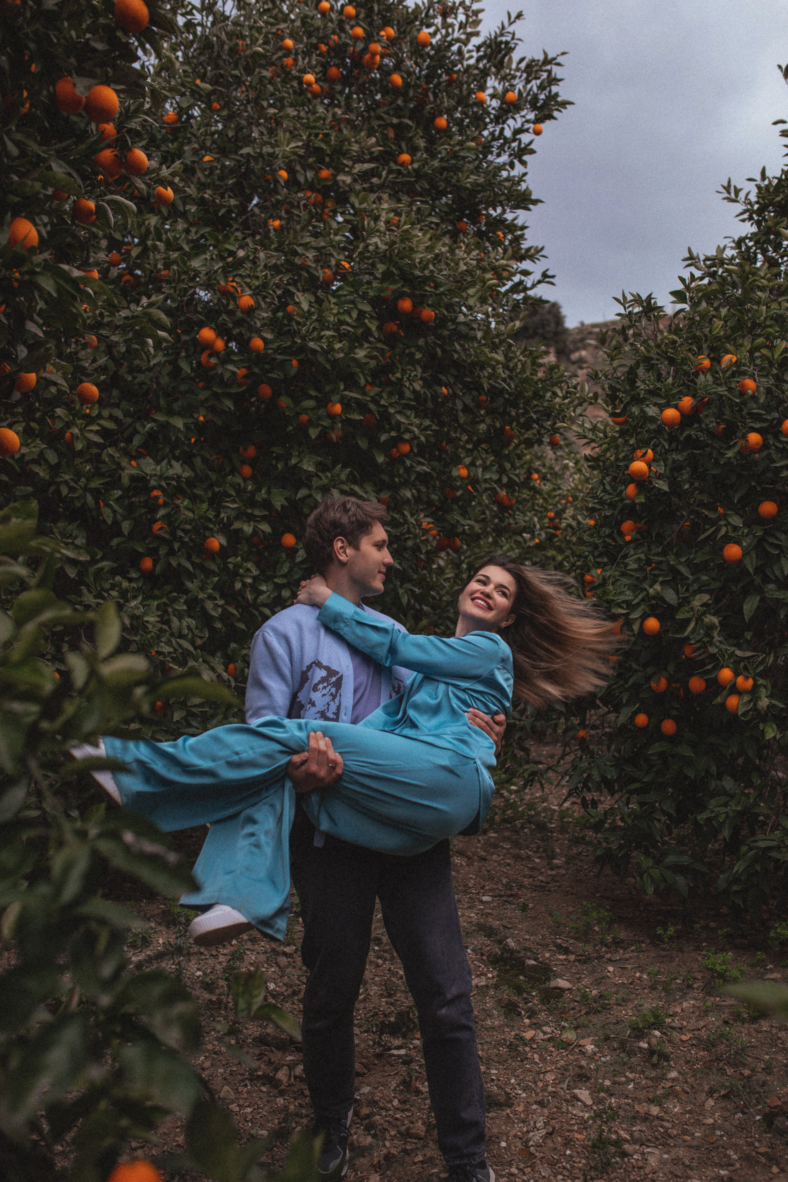 Апельсиновое дерево. Апельсиновые сады. Фотосессия в апельсиновом саду. Цветение в Турции. Что цветет в Турции. Фотограф в Алании. Фотограф в Белек. Фотограф в Анталии. Фотограф в Турции. фотограф , Турция, Анталия, Белек, Сиде, Кемер, фотосессия, апельсиновый сад. Пара в апельсиновом саду. Лав стори в апельсиновом саду. Романтик в апельсиновом саду.