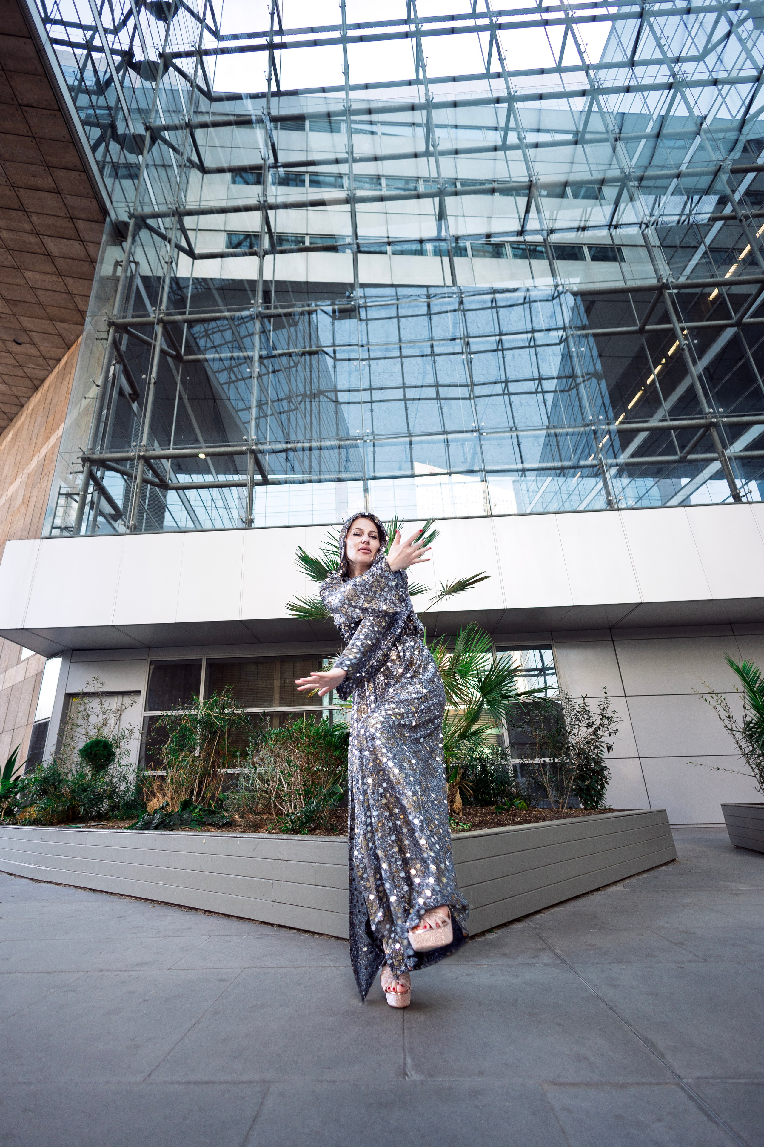 Shooting La Defence cu Lenuta. Wedding, event and family photographer in Paris, Emilian Olaru