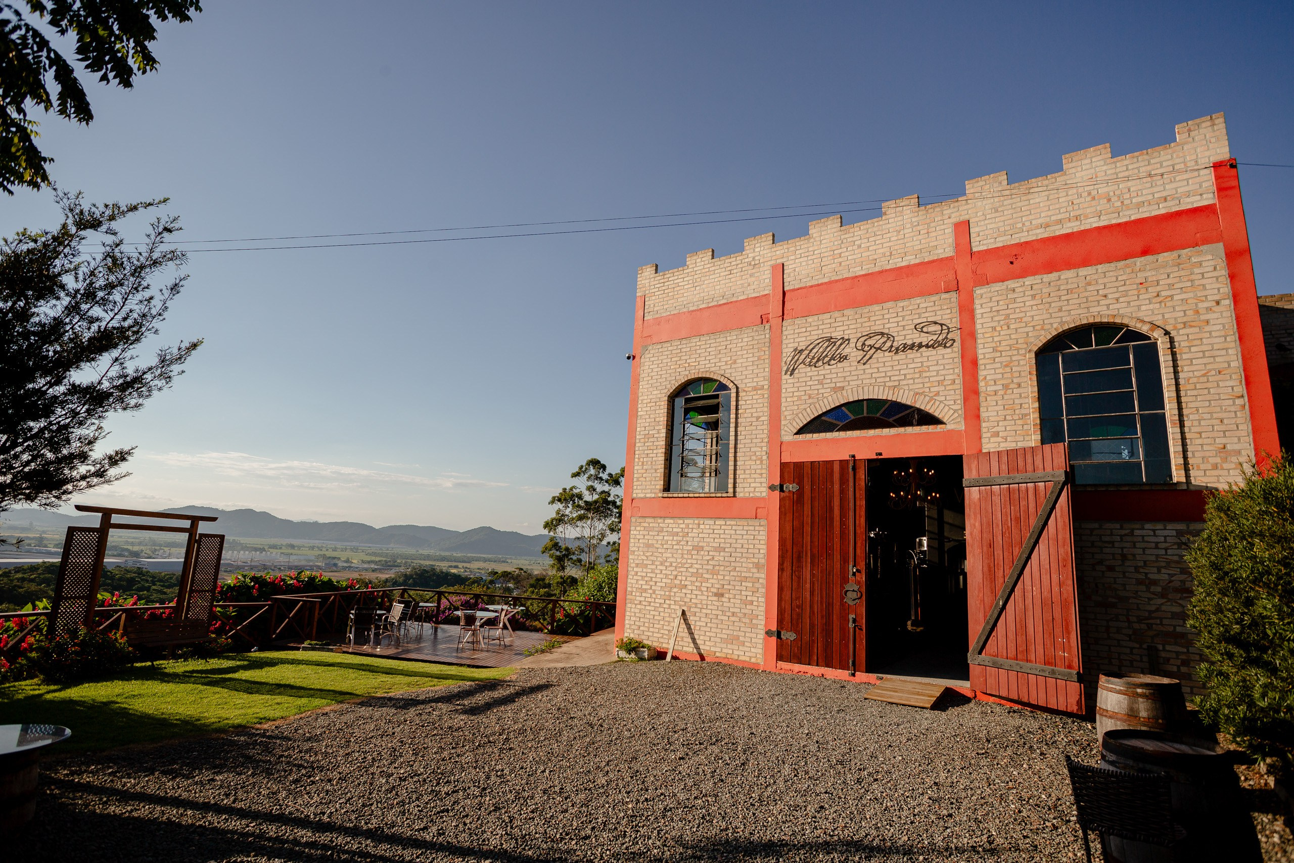 Comemoração de aniversário em uma vinícola no pôr do sol — Ivana Oleskovicz
