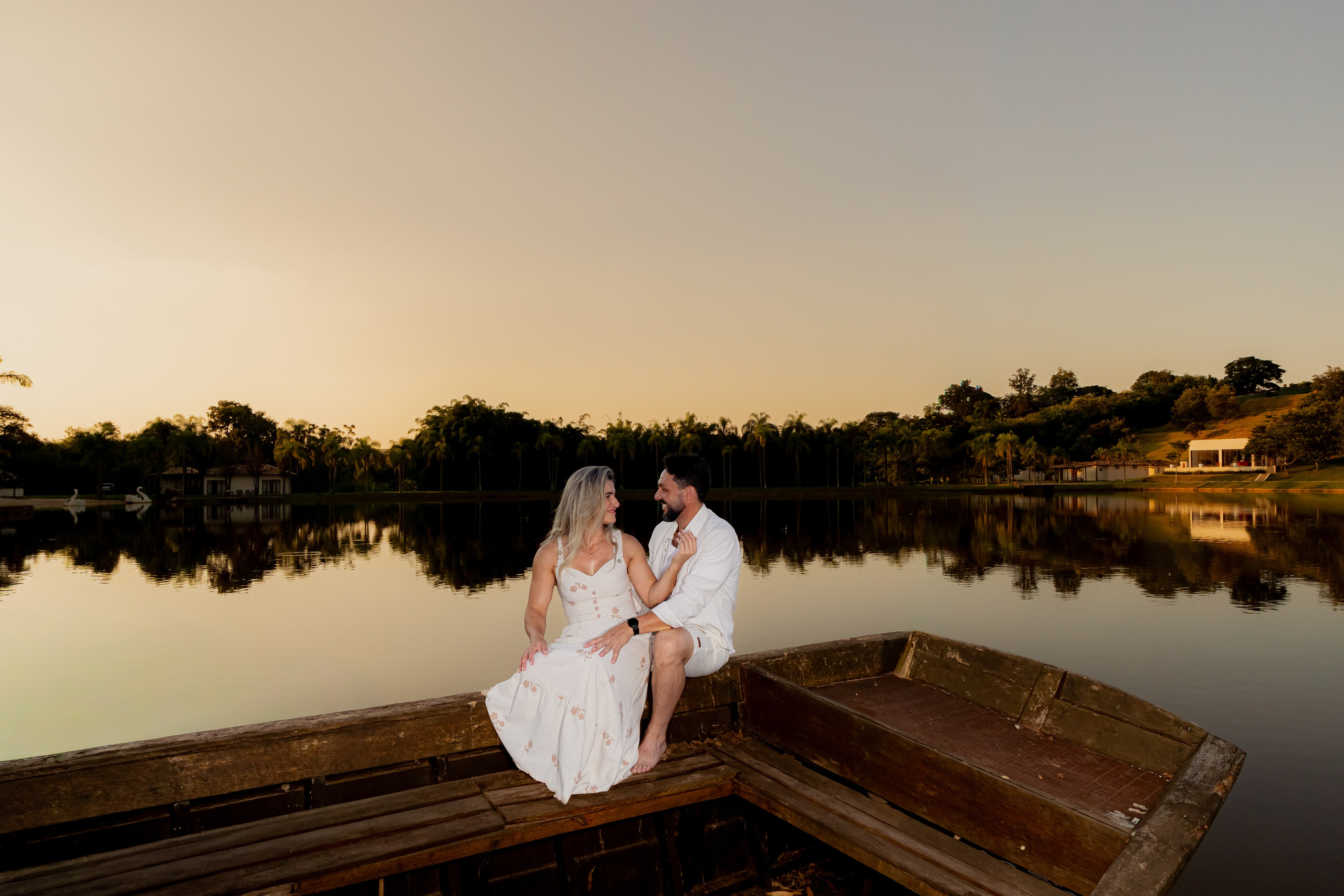 Ensaio Pré-Wedding no Interior Paulista com Lago, Areia e Pôr do Sol | Studio Melk. Tela cheia