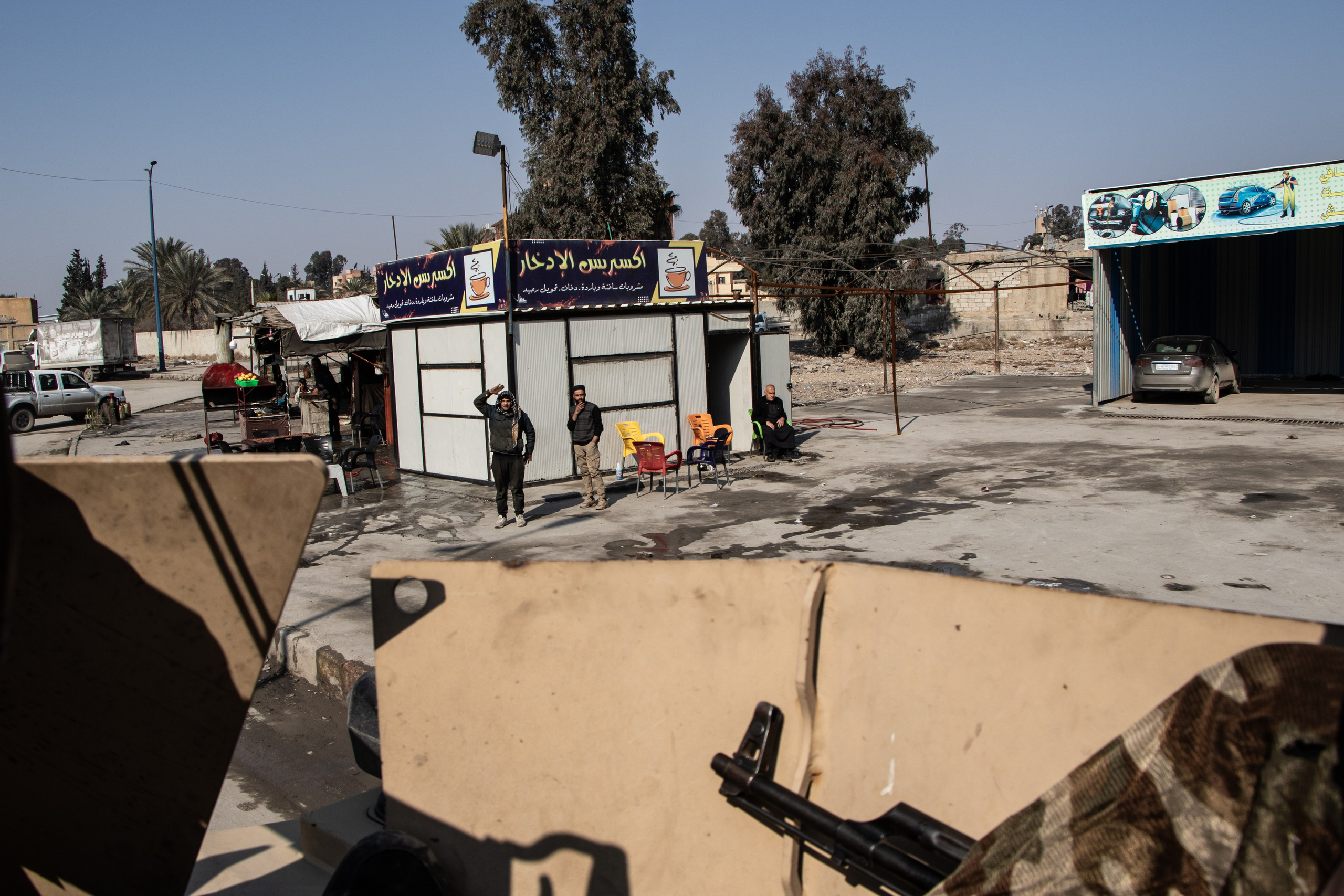 Des habitants qui saluent la patrouille avec les forces spéciales des Forces Démocratiques Syriennes (FDS) à Raqqa.